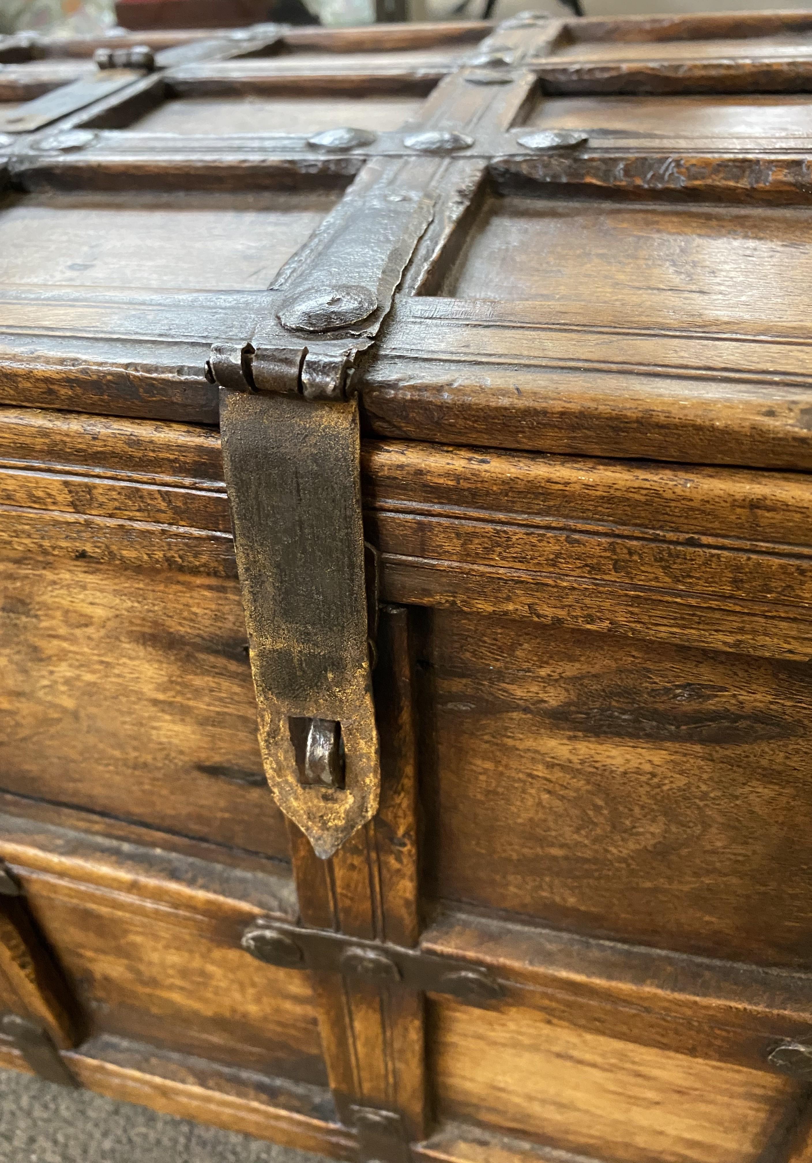 19th c Small Indian Stick Box or Dowry Chest perfect for Small Side or End Table For Sale 2