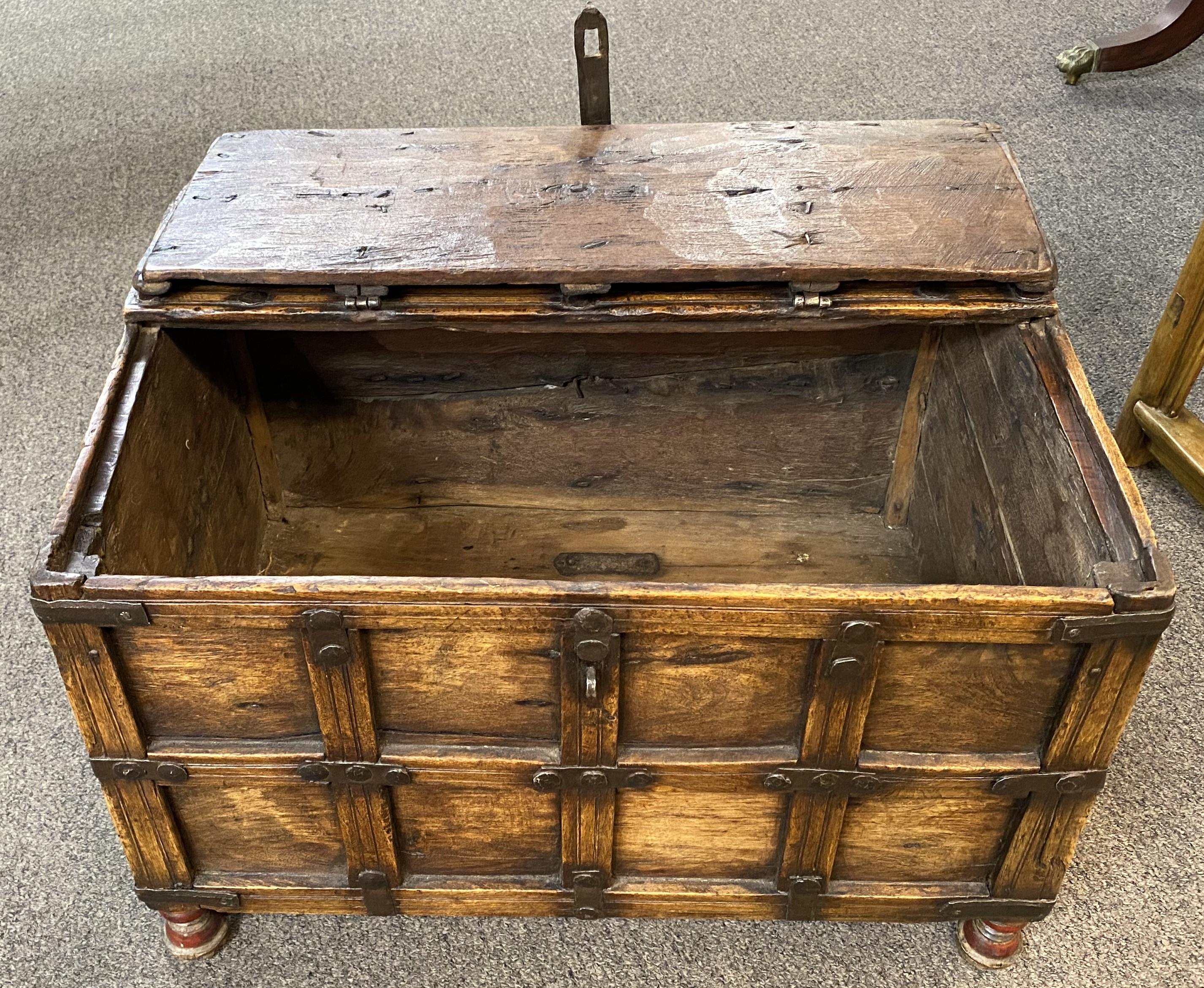 19th c Small Indian Stick Box or Dowry Chest perfect for Small Side or End Table For Sale 3