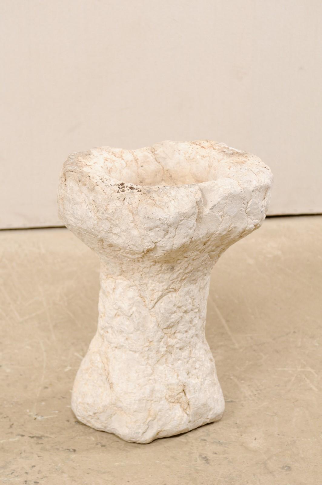 Ein spanisches Taufsteingefäß aus dem 19. Jahrhundert, möglicherweise älter. Dieses antike Gefäß aus Spanien, das ursprünglich als Taufbecken verwendet wurde, besteht aus einem rustikal geschnitzten Steinkorpus mit abgerundetem Becken, das auf einem