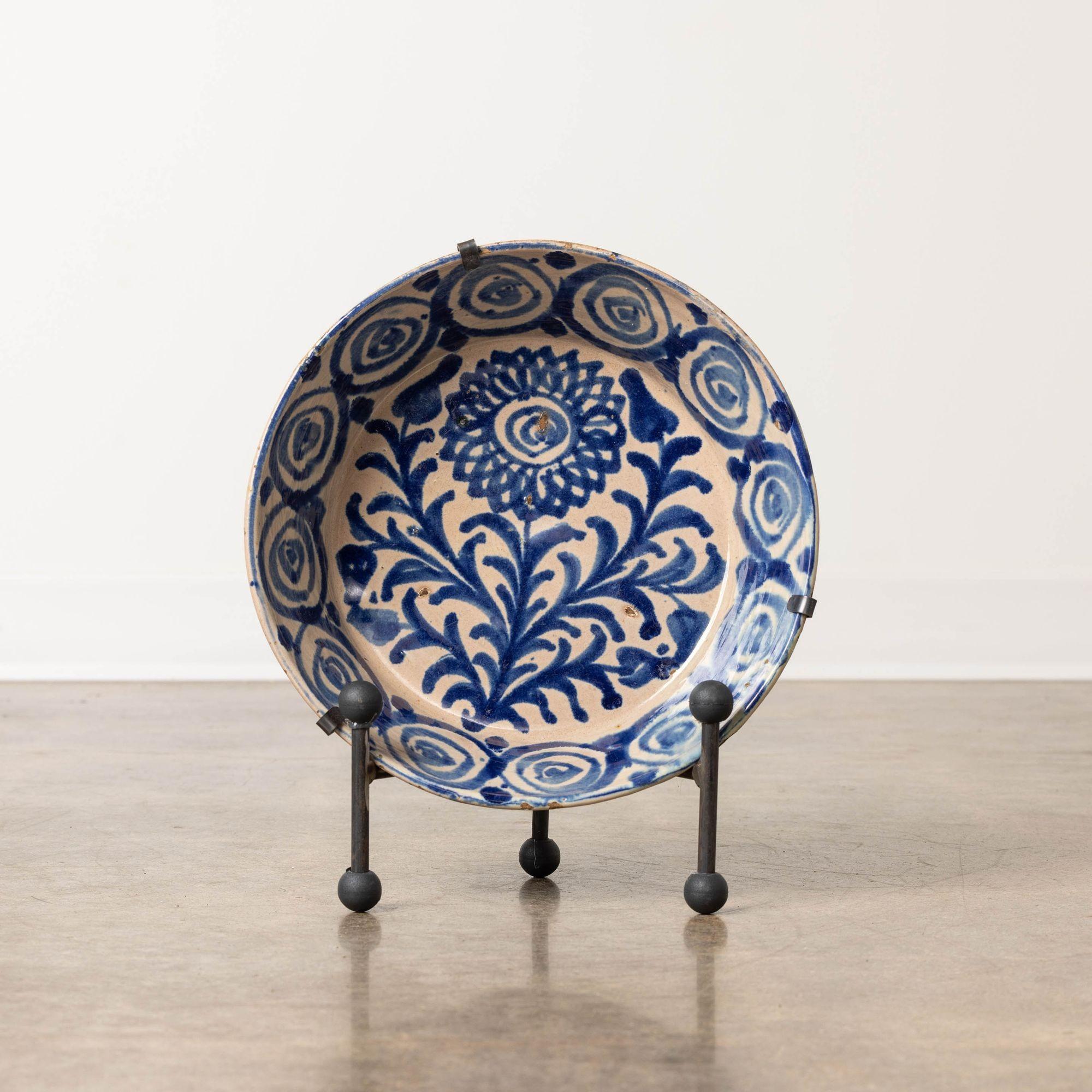 Schale aus Steingut aus Granada, Spanien, 19. Jh., blau bemalt, milchweiße Glasur. Diese tiefe Schale ist mit einem handgemalten Blumen- und Blattmotiv auf dem Schalenboden und dekorativen Seiten versehen. Verkauft mit einem handgeschmiedeten