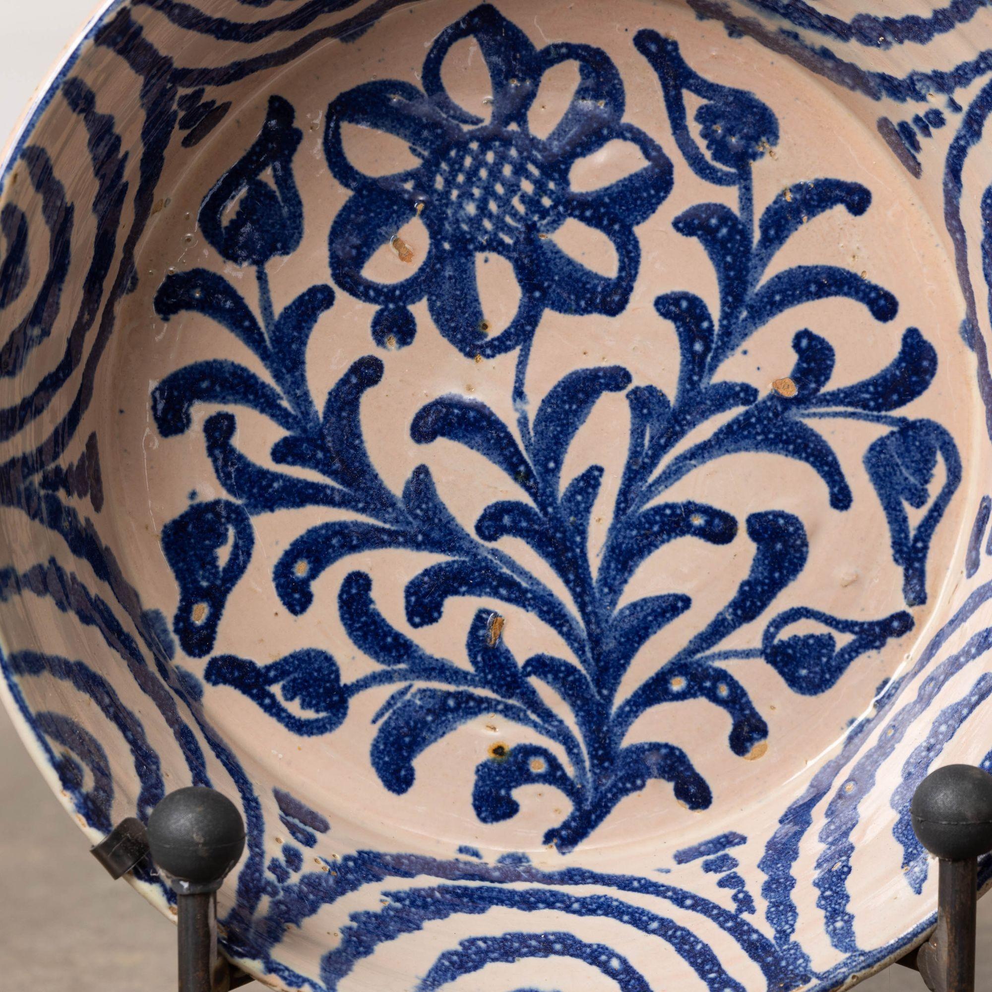 19. Jahrhundert. Spanische blau-weiße Fajalauza Lebrillo-Schale aus Granada (Handbemalt) im Angebot