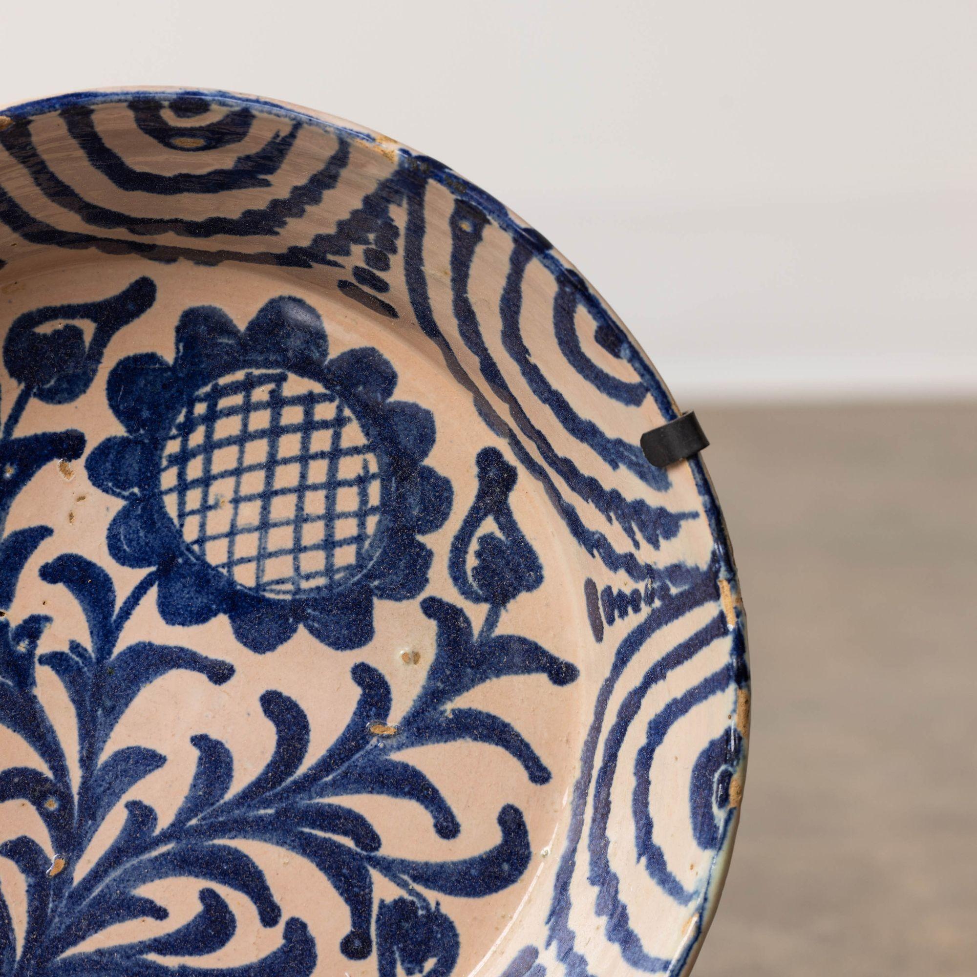 19. Jahrhundert. Spanische blau-weiße Fajalauza Lebrillo-Schale aus Granada (Terrakotta) im Angebot