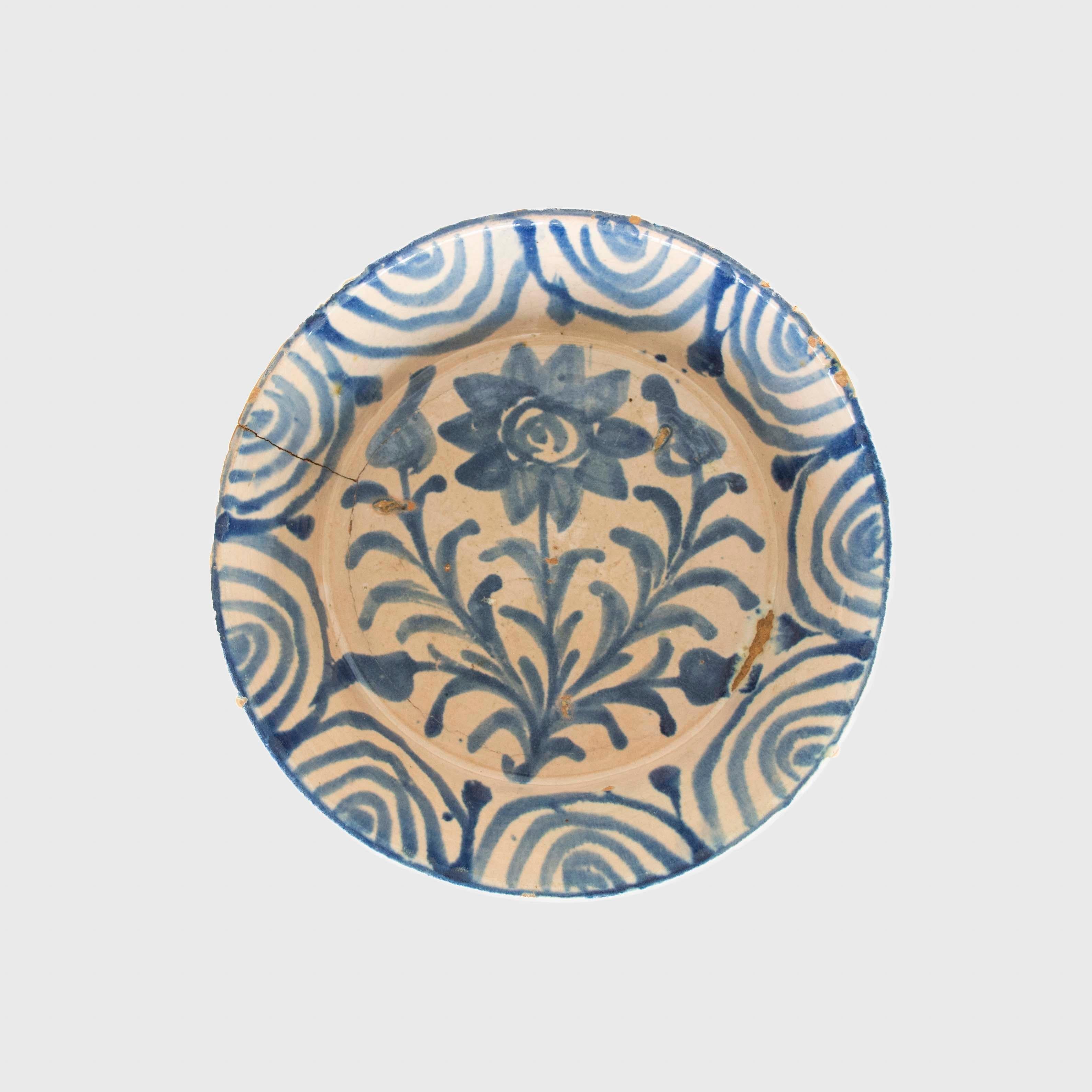 Incroyable bol Fajalauza Lebrillo espagnol du 19e siècle en bleu et blanc provenant de Grenade. Magnifique bol original en terre cuite fabriqué à la main avec une glaçure blanc lait et un motif de feuilles et de fleurs peint en bleu. Faïence