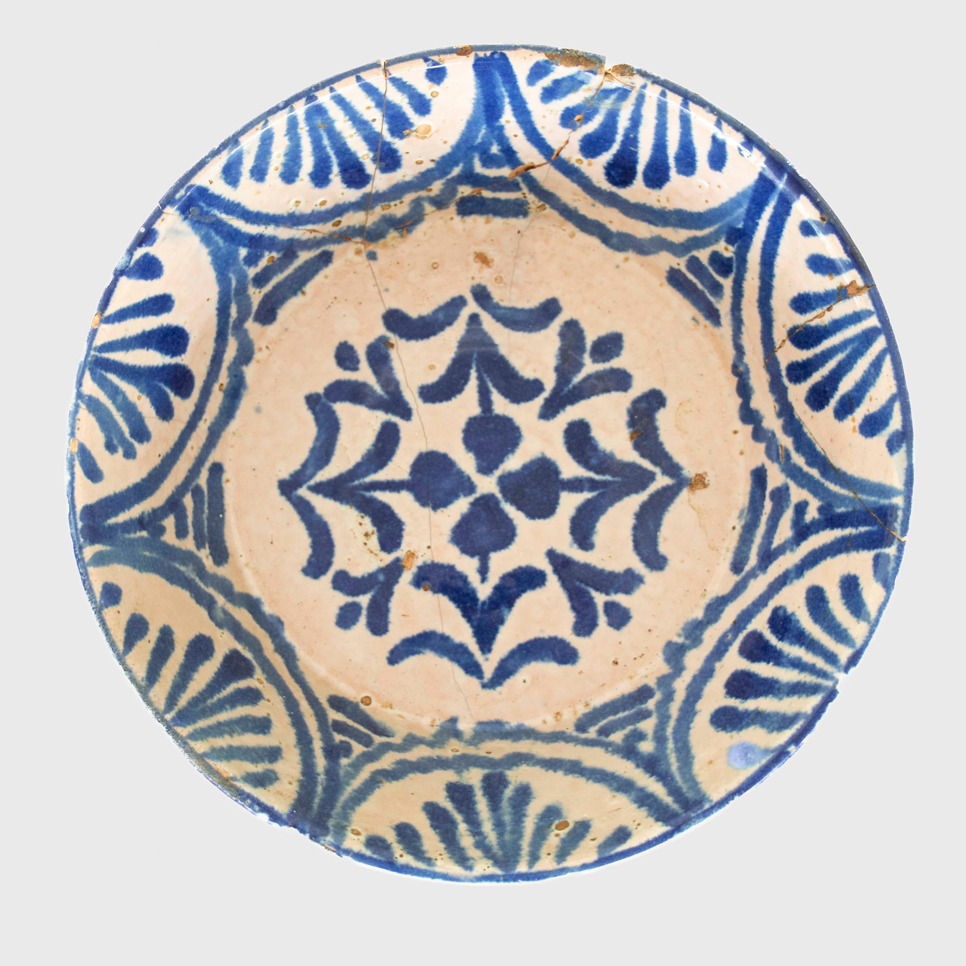 Unglaubliche spanische Fajalauza Lebrillo-Schale aus Granada aus dem 19. Jahrhundert in Blau und Weiß. Schöne handgefertigte Original-Terrakottaschale mit milchweißer Glasur und blau gemaltem Blatt- und Blumenmotiv. Originales traditionelles