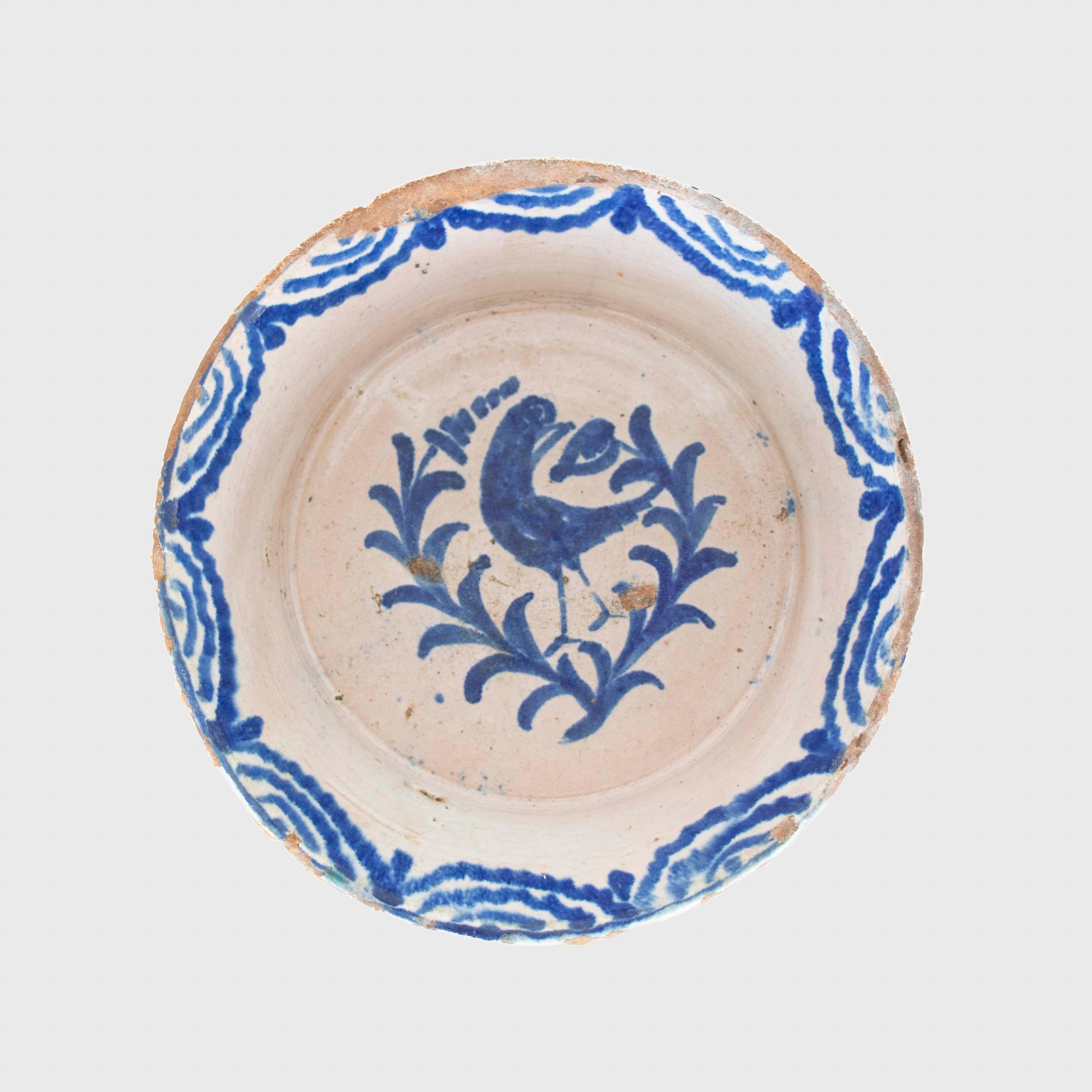 Incroyable bol Fajalauza Lebrillo espagnol du 19e siècle en bleu et blanc provenant de Grenade. Magnifique bol original en terre cuite fabriqué à la main avec une glaçure blanc lait et un motif de feuilles et d'oiseaux peints en bleu. Faïence