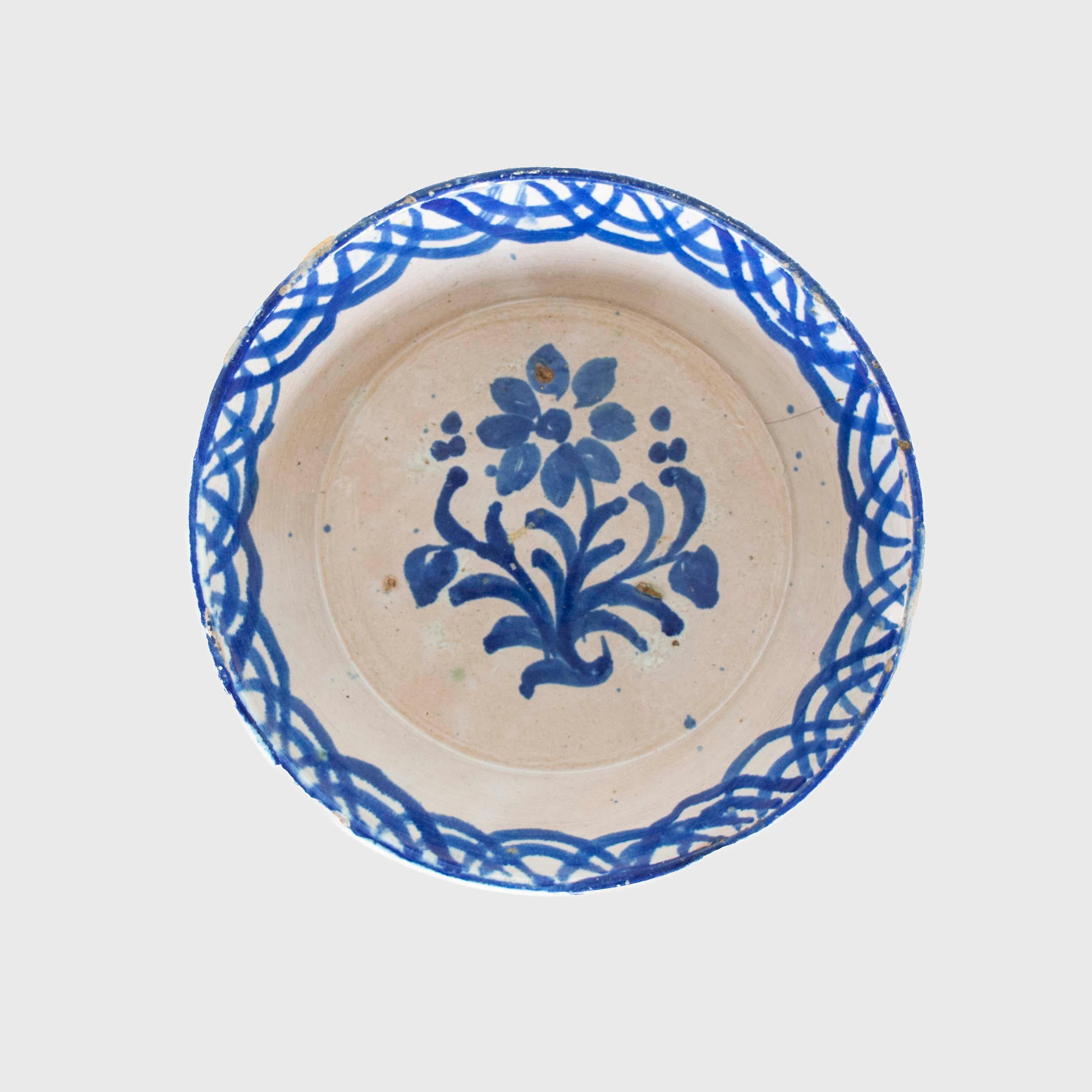 Incredible Spanish 19th century Fajalauza Lebrillo bowl in blue and white from Granada. Beautiful handcrafted original terracotta bowl with milk white glaze and blue painted leaf and flower motif. Original traditional earthenware in nice vintage