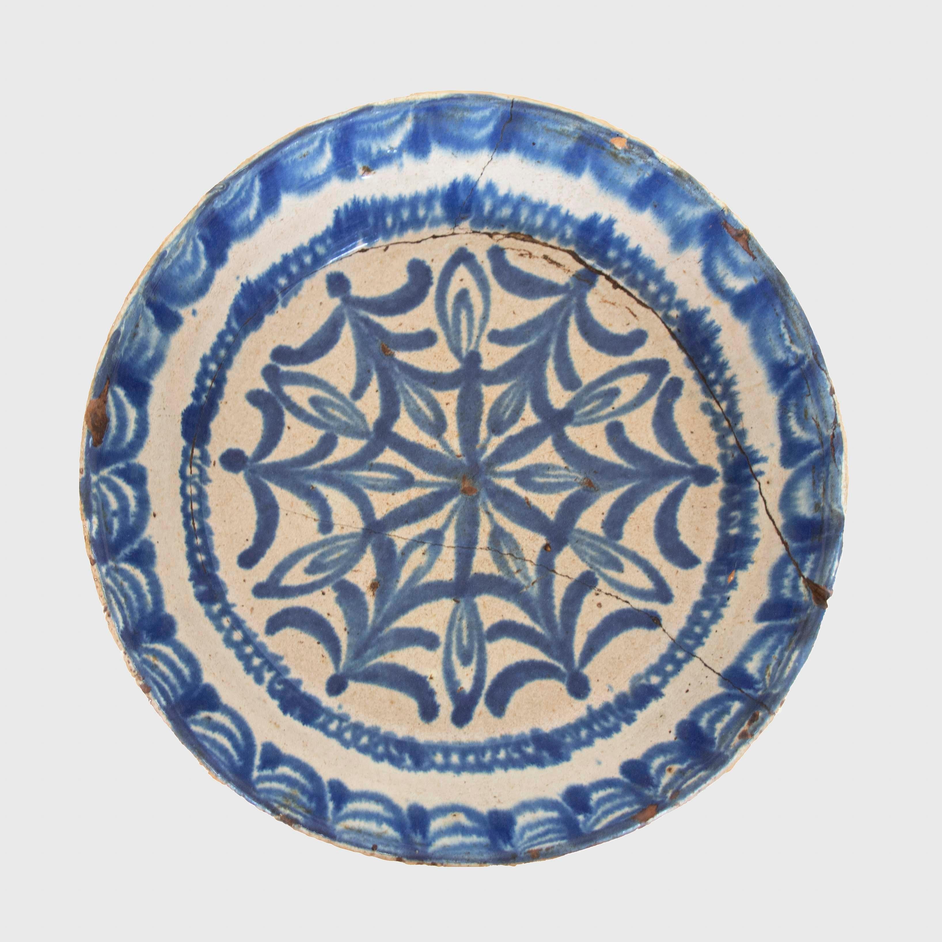 Incredible Spanish 19th century Fajalauza Lebrillo bowl in blue and white from Granada. Beautiful handcrafted original terracotta bowl with milk white glaze and blue painted leaf and flower motif. Original traditional earthenware in nice vintage