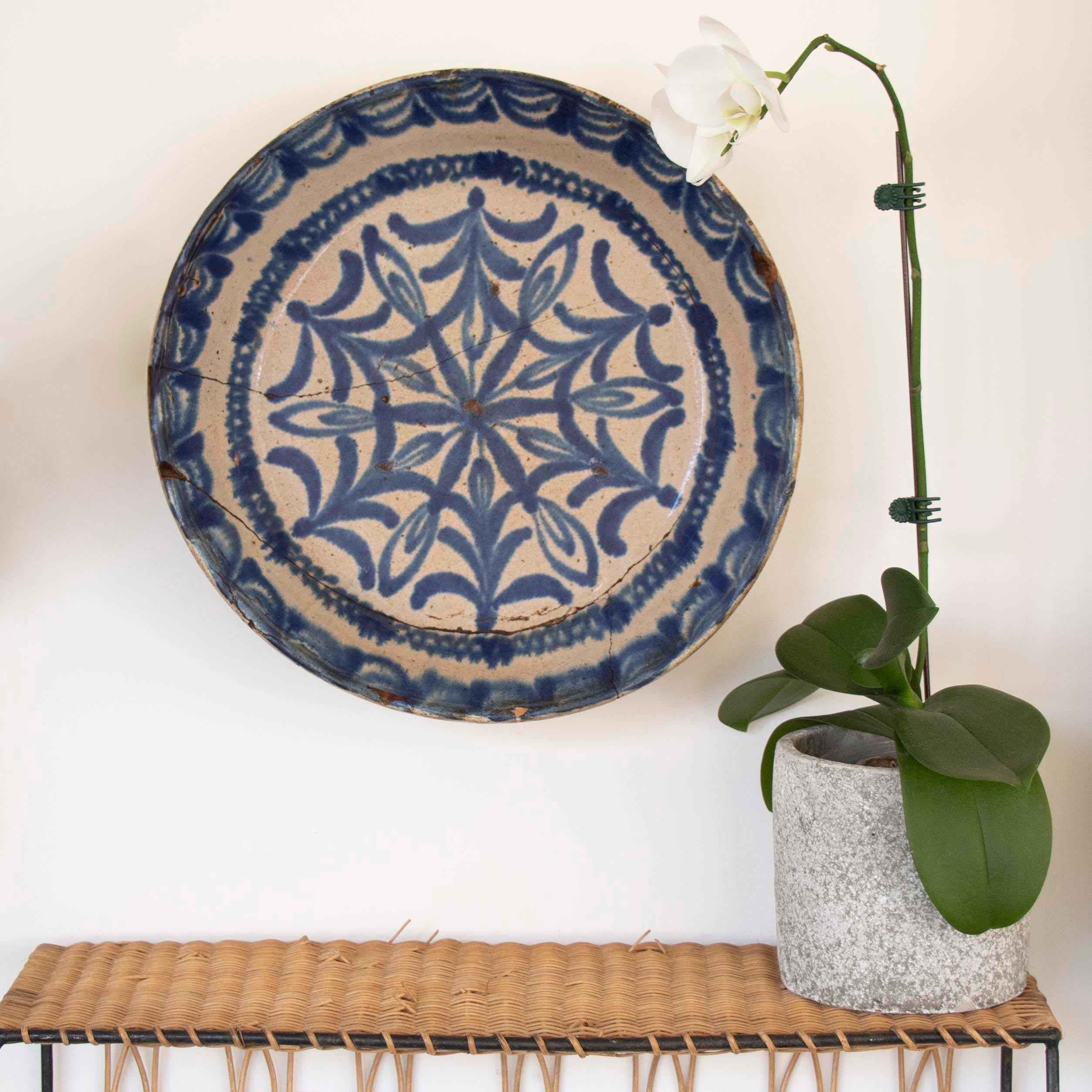 19th c. Spanish Blue Fajalauza Lebrillo Bowl In Good Condition For Sale In Los Angeles, CA