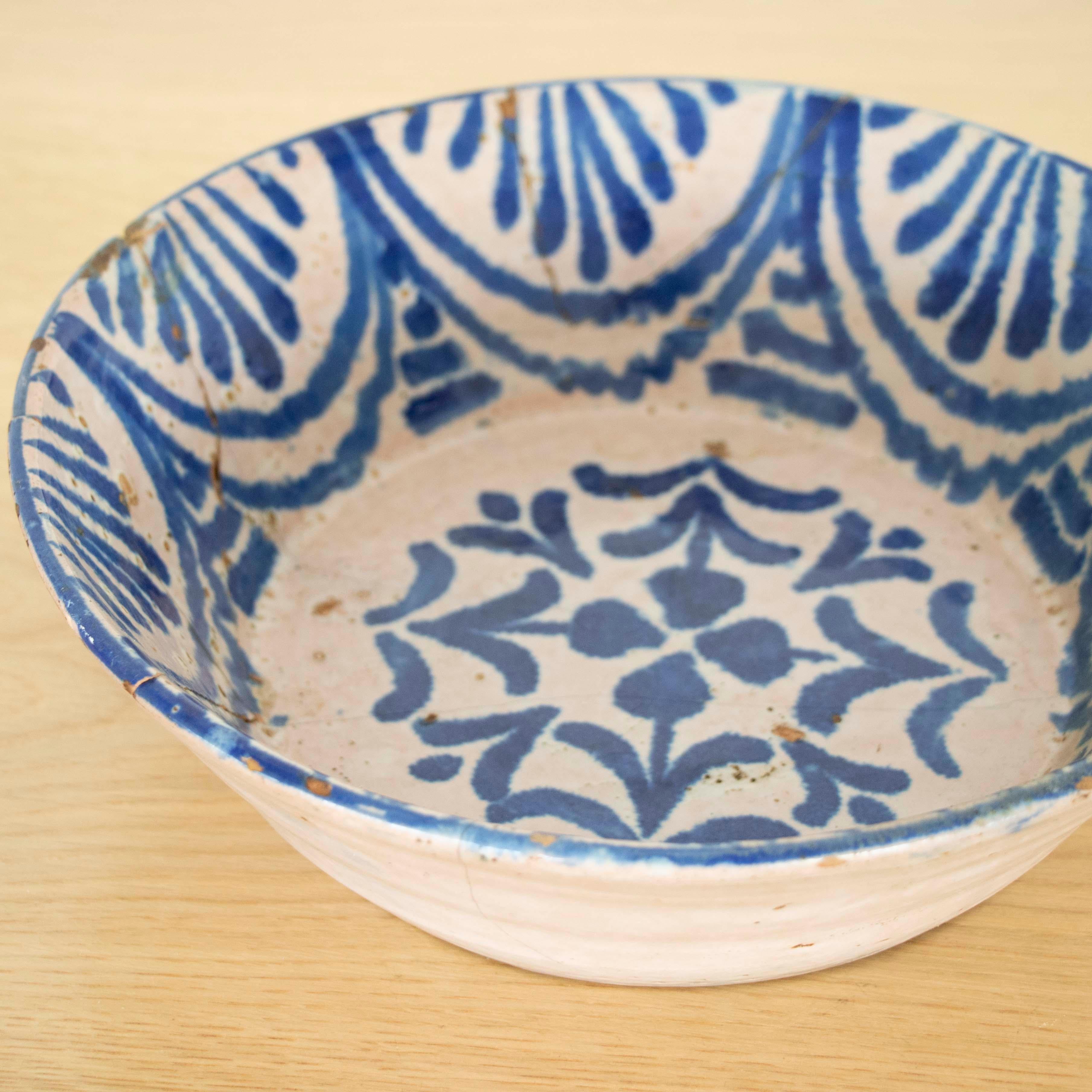 19. Jahrhundert. Spanische blaue Fajalauza Lebrillo-Schale aus Spanien (Töpferwaren) im Angebot
