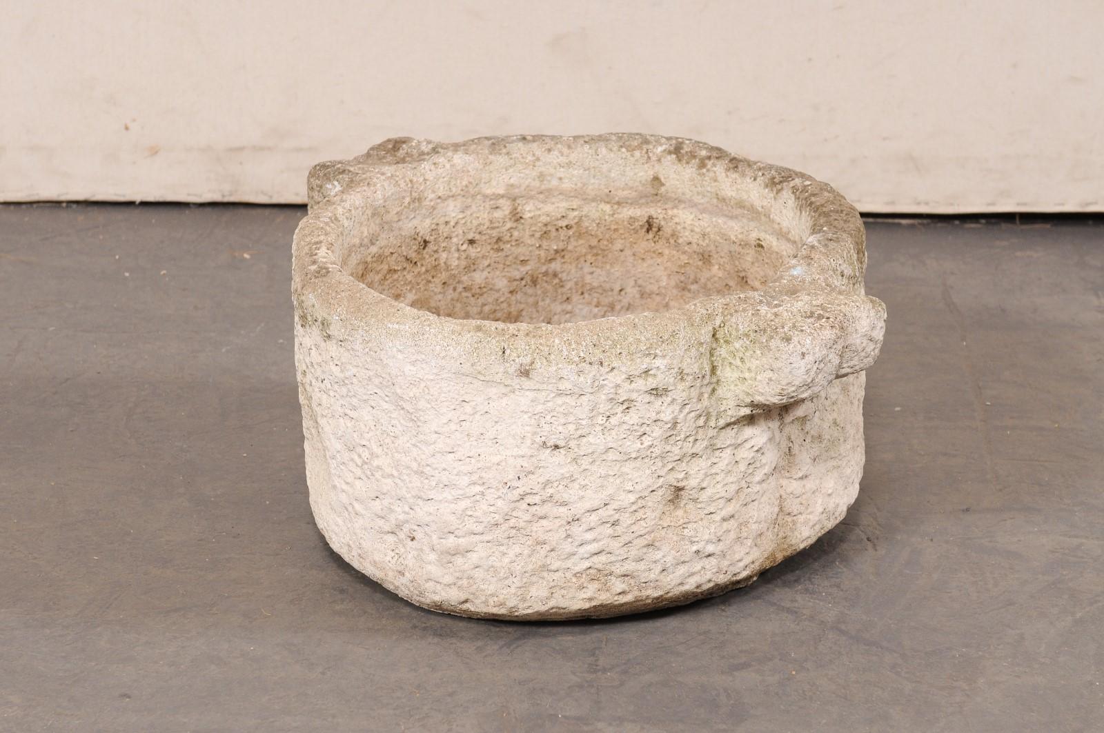 Vase espagnol du 19e siècle en pierre sculptée, rond avec poignées et trou de raccord en vente 4