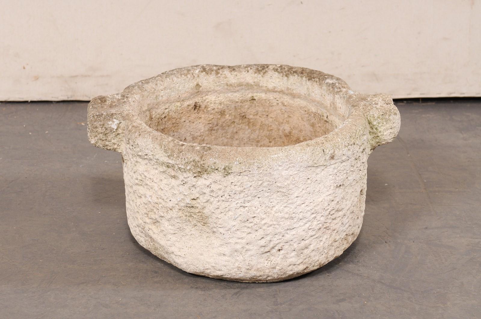 Vase espagnol du 19e siècle en pierre sculptée, rond avec poignées et trou de raccord en vente 5