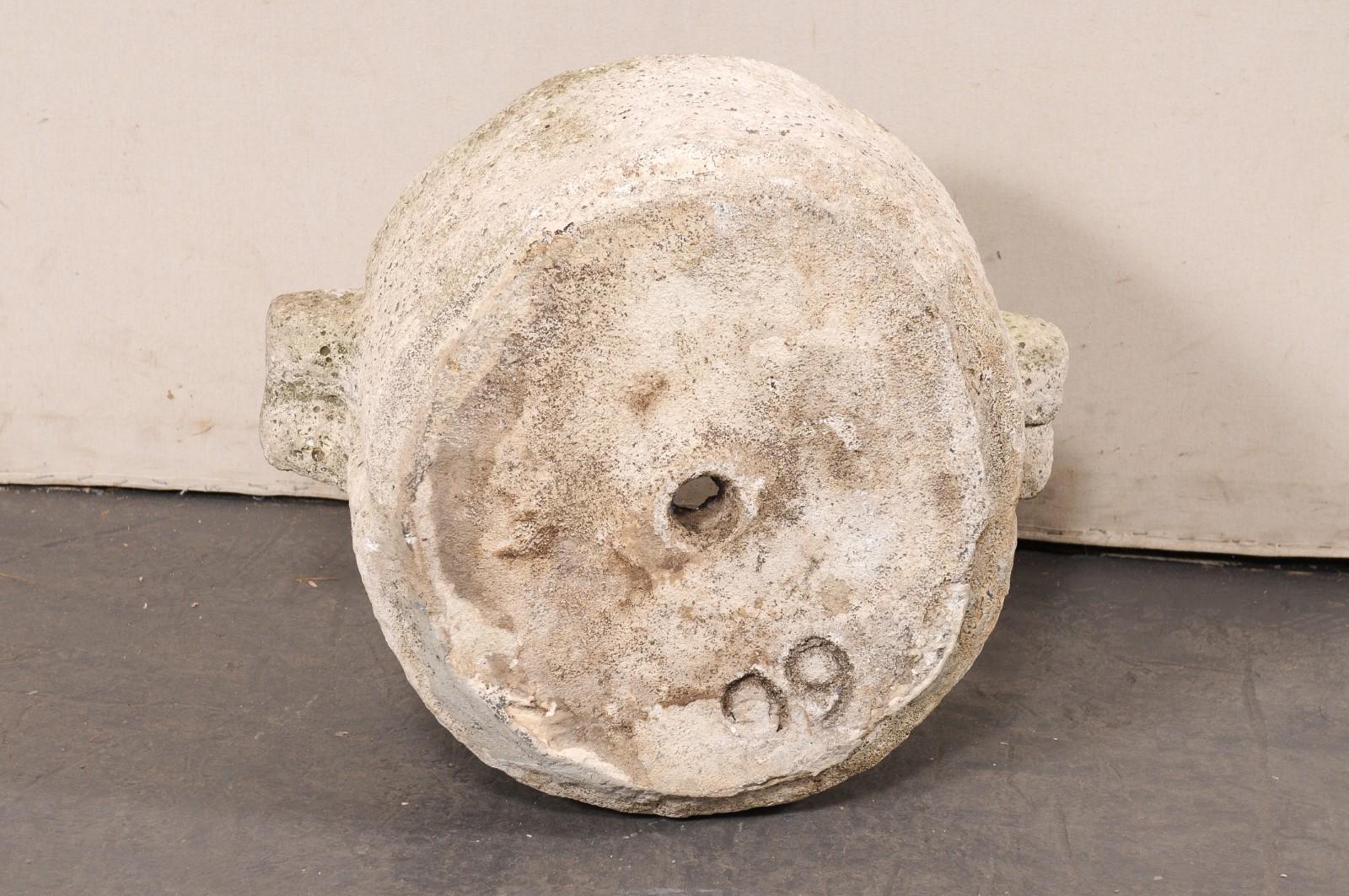 Vase espagnol du 19e siècle en pierre sculptée, rond avec poignées et trou de raccord en vente 6