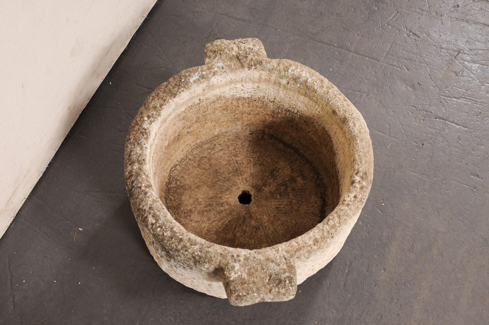 Vase espagnol du 19e siècle en pierre sculptée, rond avec poignées et trou de raccord Bon état - En vente à Atlanta, GA