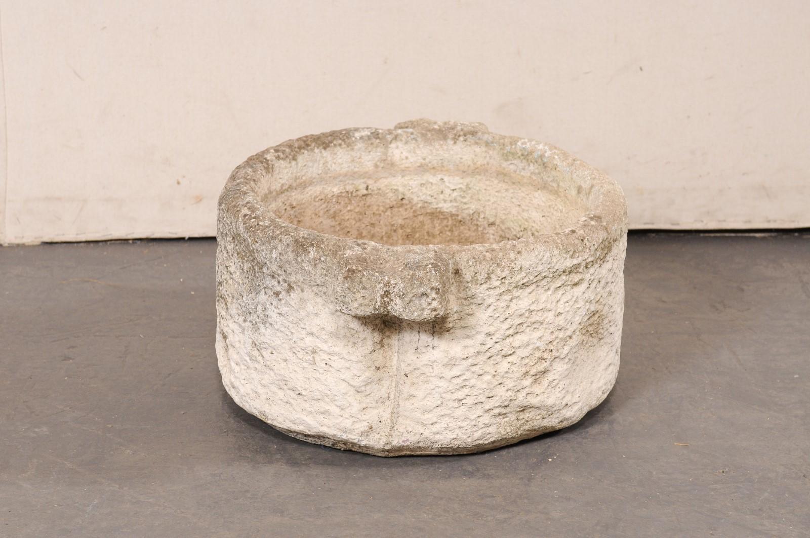 XIXe siècle Vase espagnol du 19e siècle en pierre sculptée, rond avec poignées et trou de raccord en vente