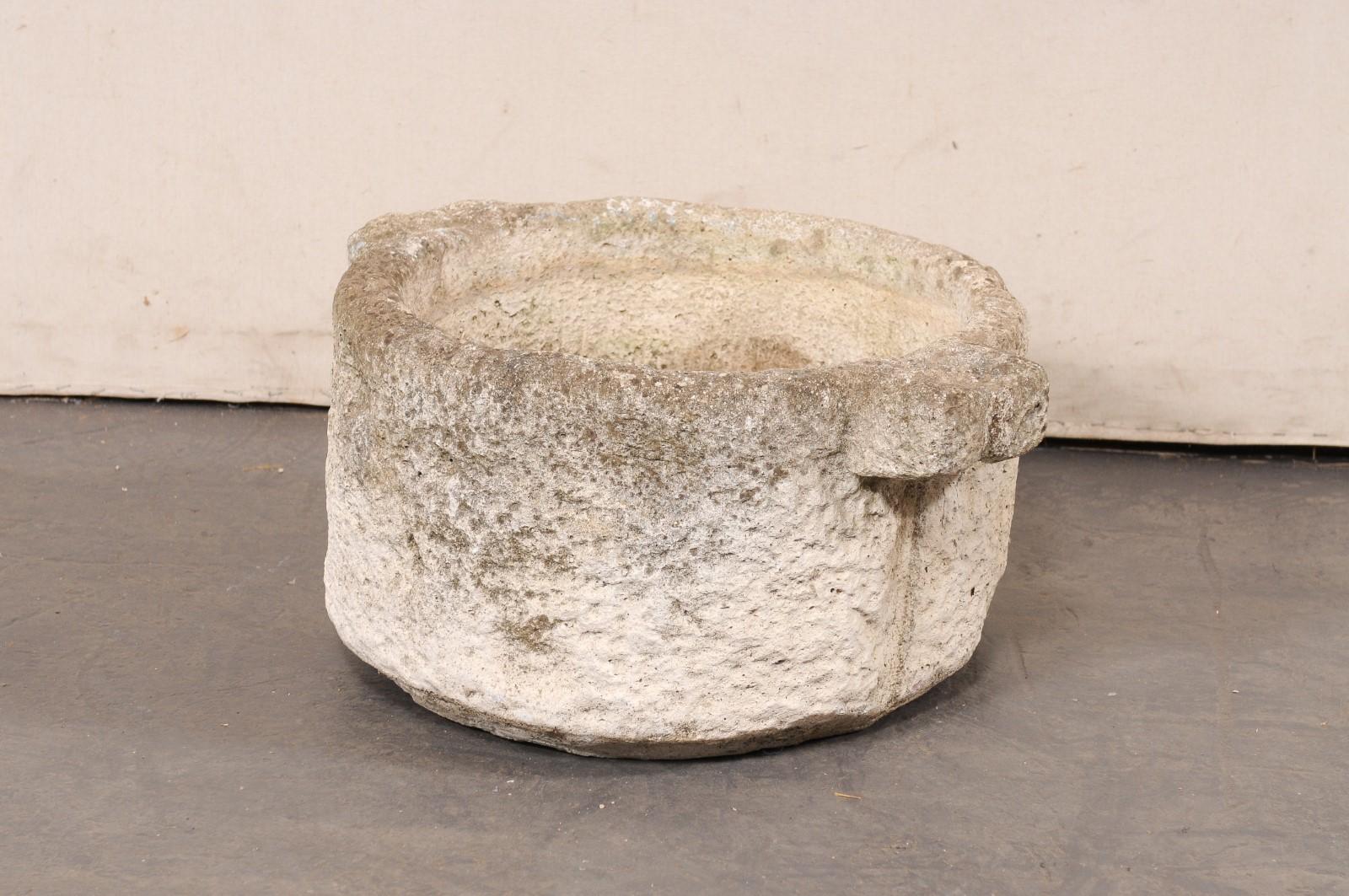 Pierre Vase espagnol du 19e siècle en pierre sculptée, rond avec poignées et trou de raccord en vente