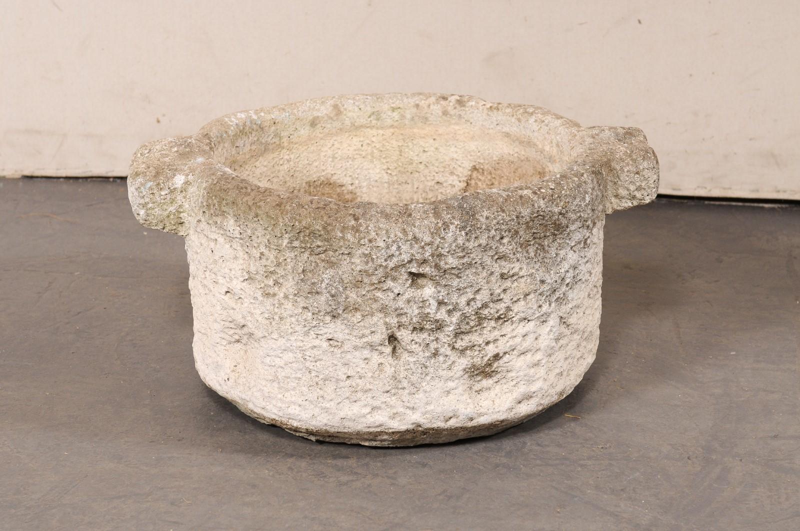 Vase espagnol du 19e siècle en pierre sculptée, rond avec poignées et trou de raccord en vente 1