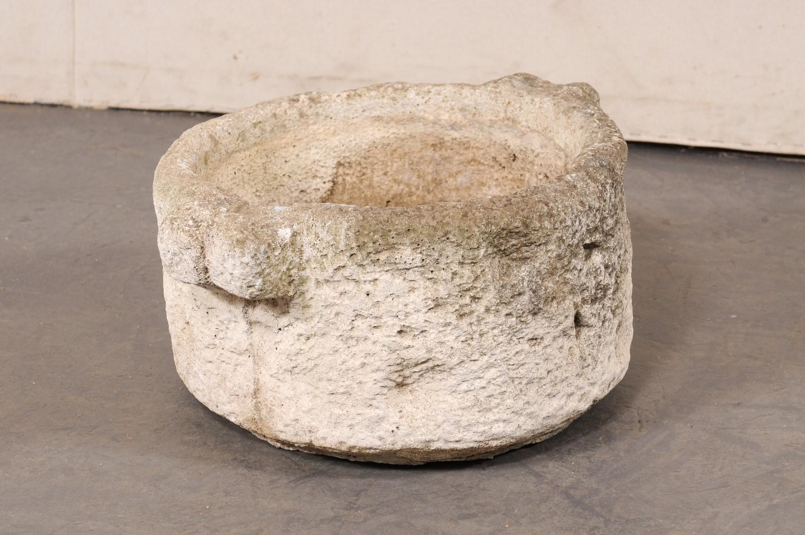 Vase espagnol du 19e siècle en pierre sculptée, rond avec poignées et trou de raccord en vente 2