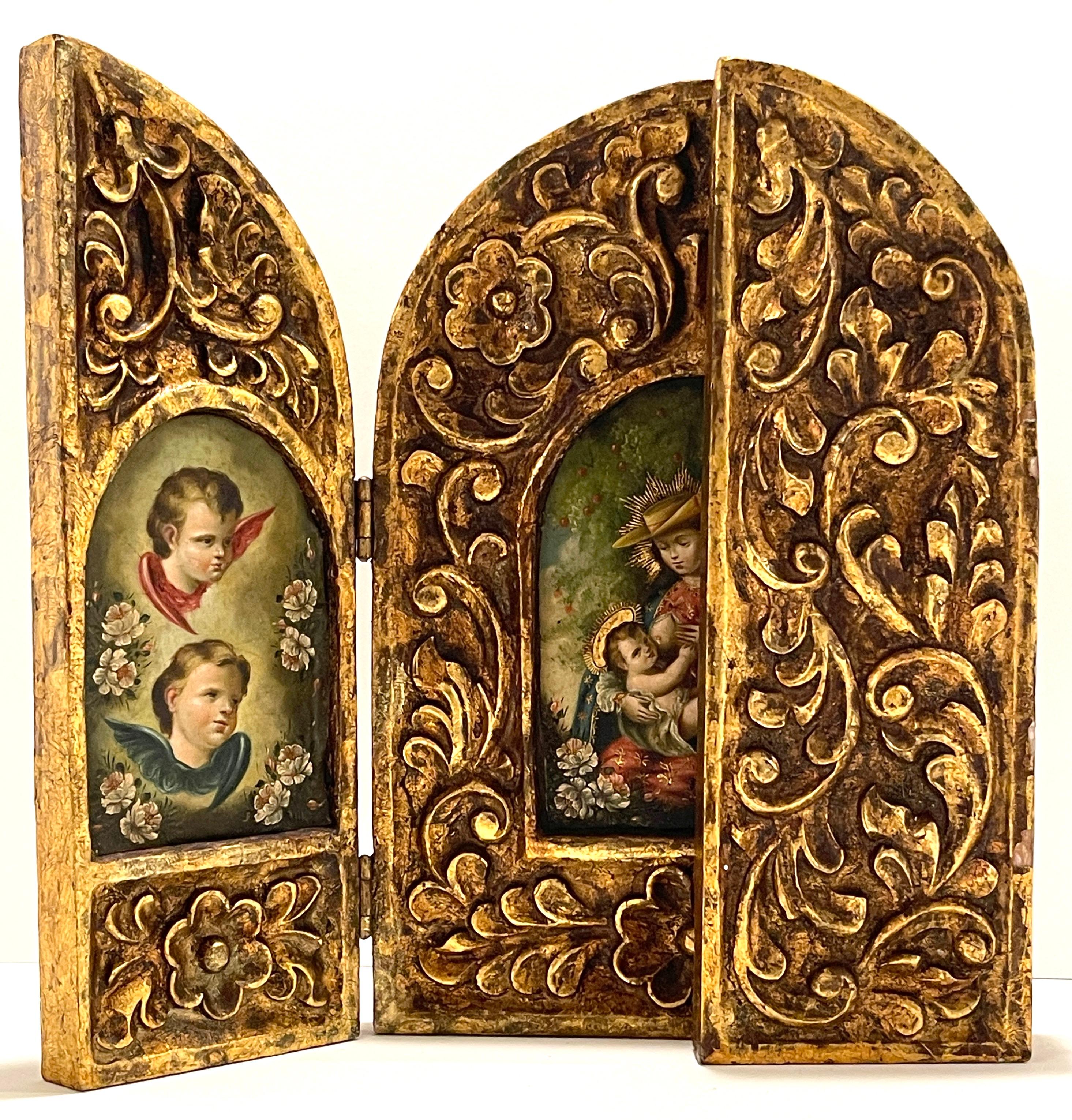 Sud-américain Triptyque colonial espagnol du 19e siècle en bois doré sculpté représentant la Vierge Marie et l'enfant du Christ en vente