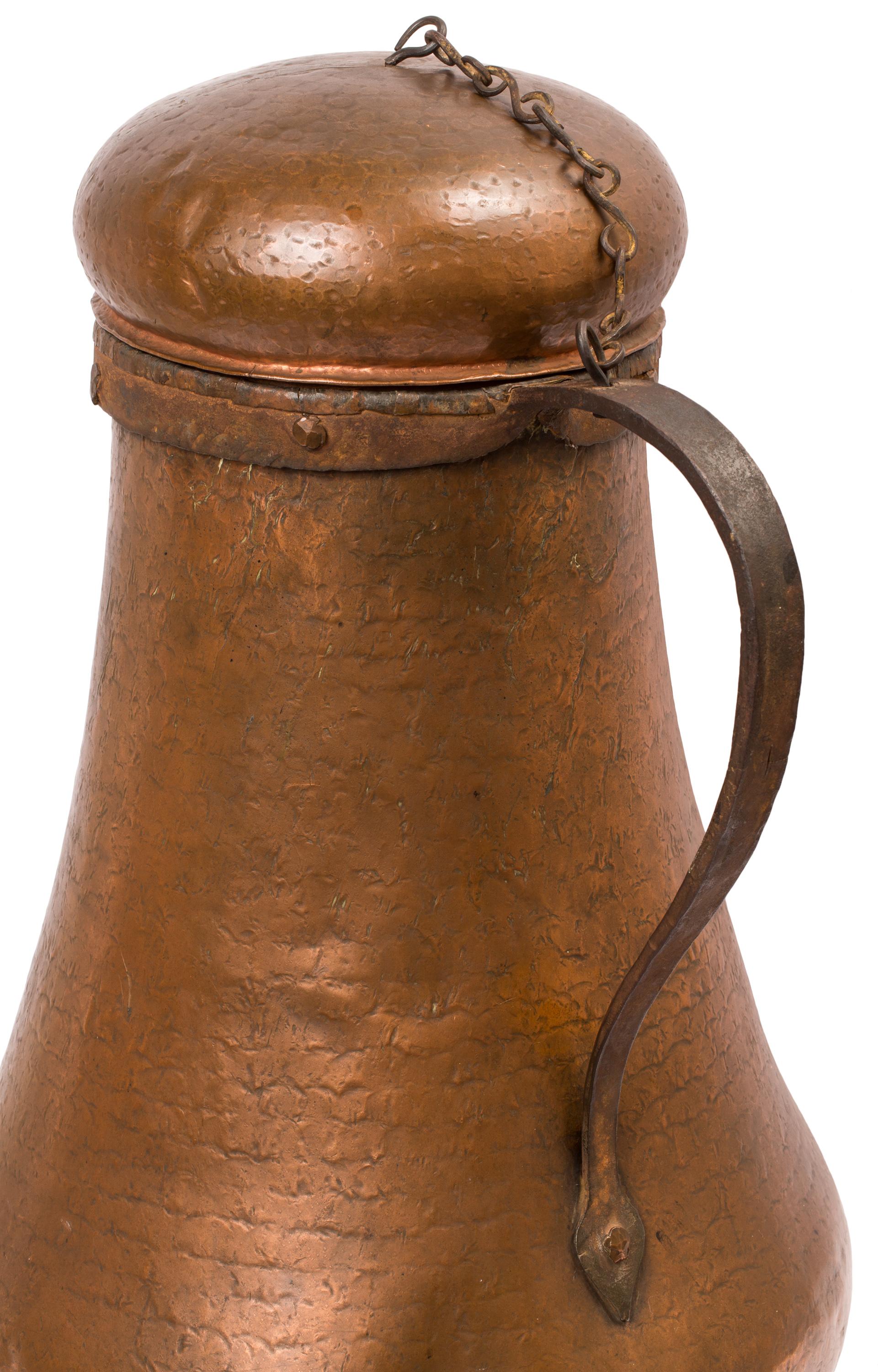 XIXe siècle Récipient espagnol en cuivre martelé avec poignée en fer forgé, couvercle à chaînette en vente