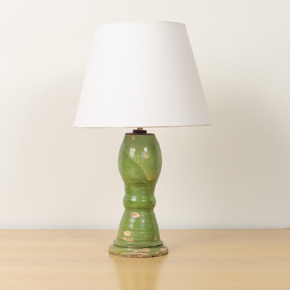 Bellissima lampada da tavolo in terracotta del XIX secolo con smalto verde proveniente dalla Spagna. Semplice forma affusolata con centro a forma di sfera. La superficie smaltata di verde mostra una buona età con schegge e patina. Cablata di recente