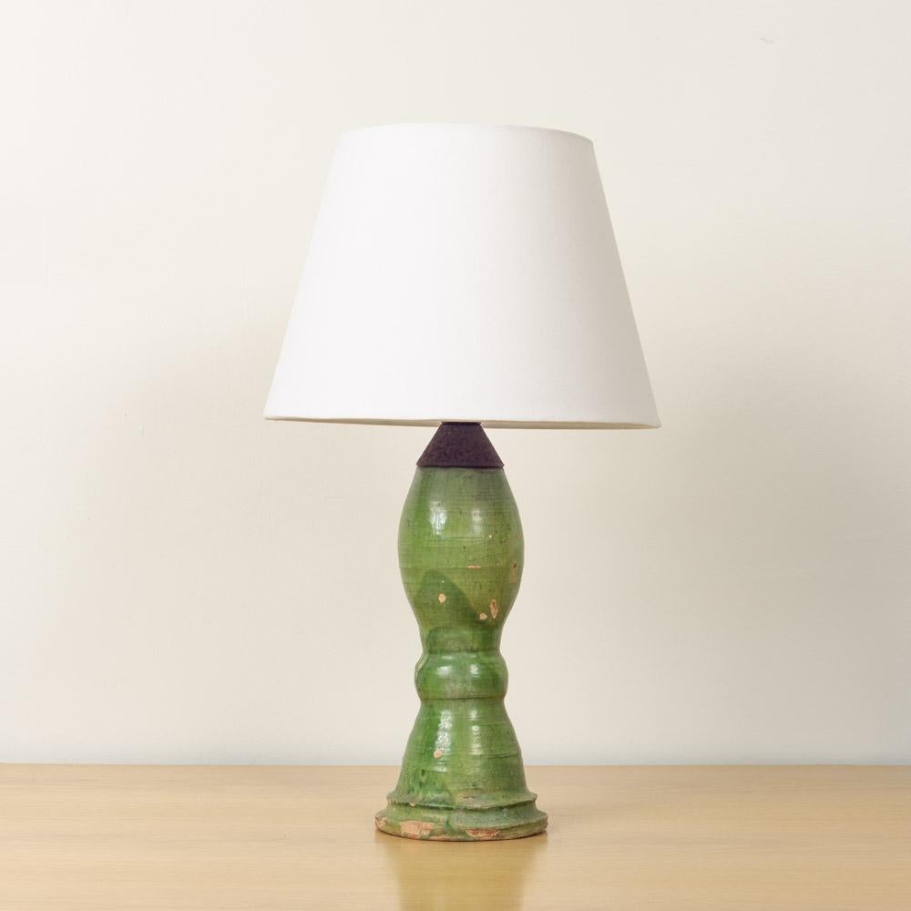 Schöne Terrakotta-Tischlampe mit grüner Glasur aus Spanien, 19. Einfache, spitz zulaufende Form mit kugelförmigem Mittelpunkt. Grün glasierte Oberfläche zeigt schönes Alter mit Chips und Patina. Neu verkabelt mit neuen Steckdosen und braunem