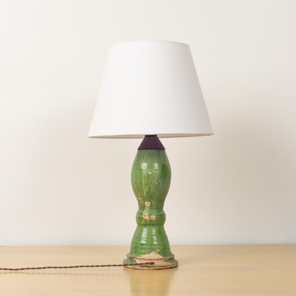 Spanische Terrakotta-Lampe mit grüner Glasur aus dem 19. (Metall) im Angebot