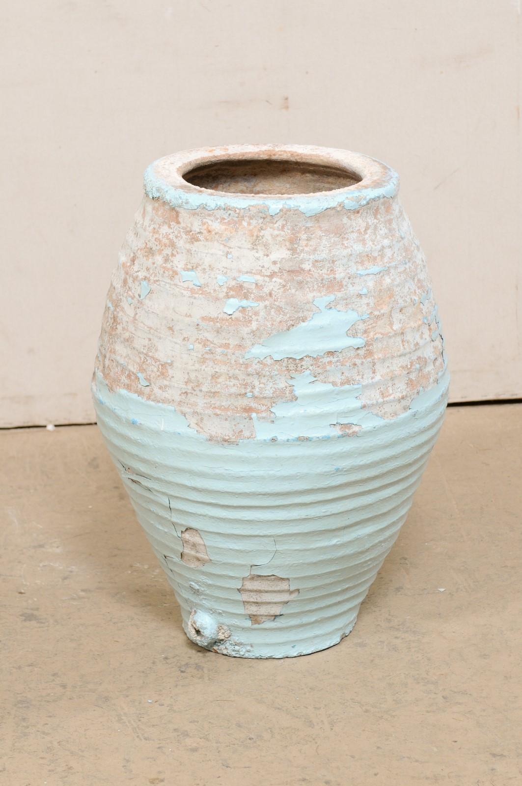 Vaso spagnolo del XIX secolo con bella patina e smalto blu pallido in vendita 5