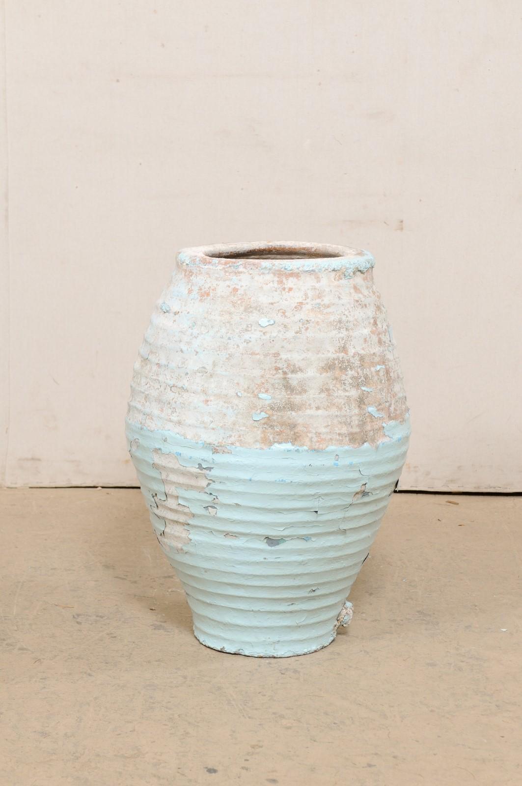 Argilla Vaso spagnolo del XIX secolo con bella patina e smalto blu pallido in vendita