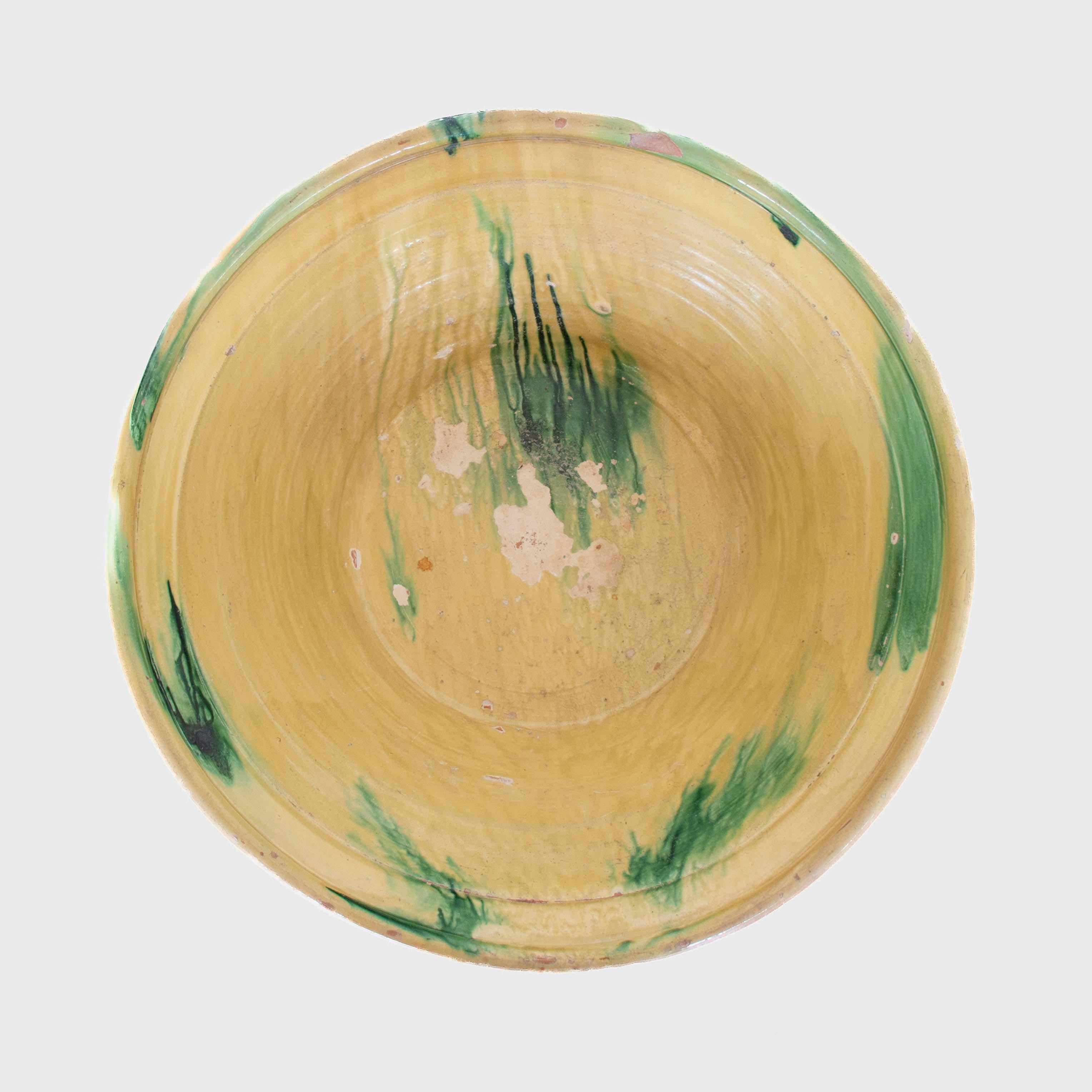 Incroyable bol Fajalauza Lebrillo espagnol du 19e siècle, jaune et vert, provenant de Grenade. Magnifique bol original en terre cuite, fait à la main, avec une glaçure jaune et des accents verts brossés. Faïence traditionnelle originale en très bon