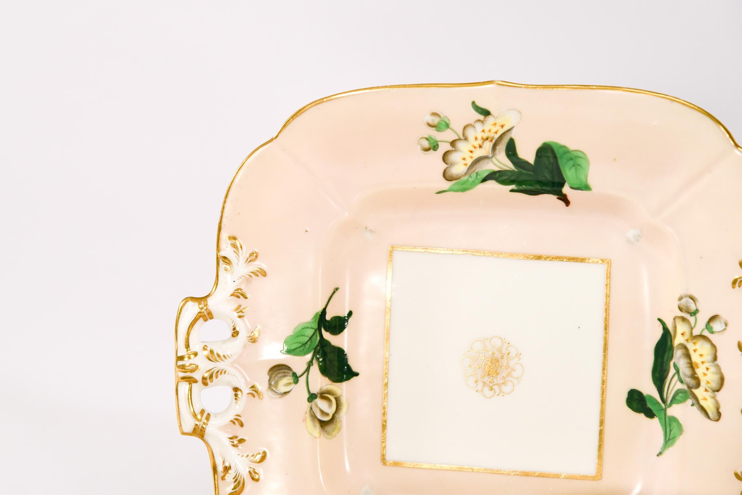 Dieses klassische Dessert-, Tee- und Kaffeeservice von Spode aus dem 19. Jahrhundert spiegelt die Schönheit der damaligen Zeit und die elegante Blumendekoration wider. Der komplette Service für 8 Personen plus Extras ist erstaunlich, vor allem für