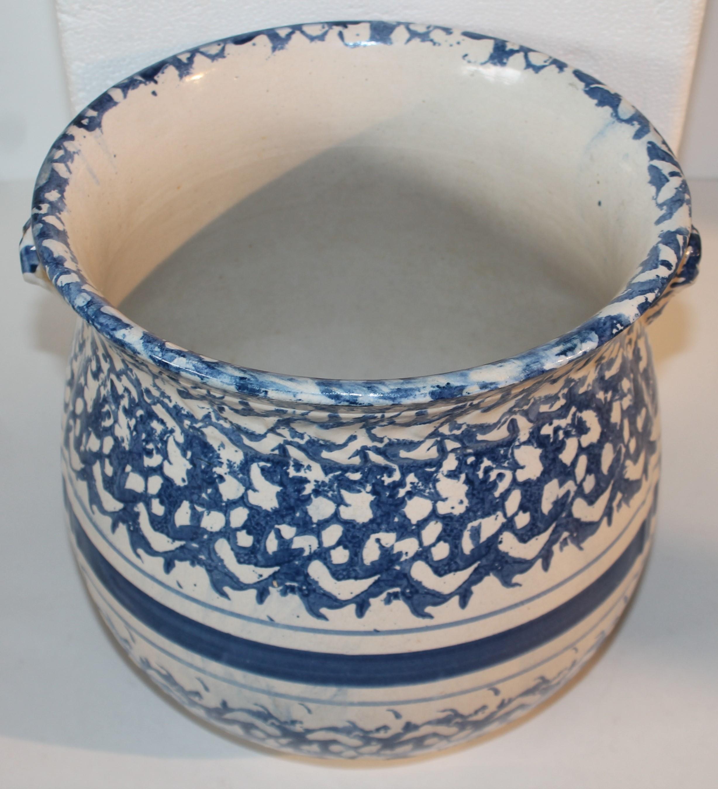 19th C Spongeware Slop Bucket with Lid In Good Condition For Sale In Los Angeles, CA