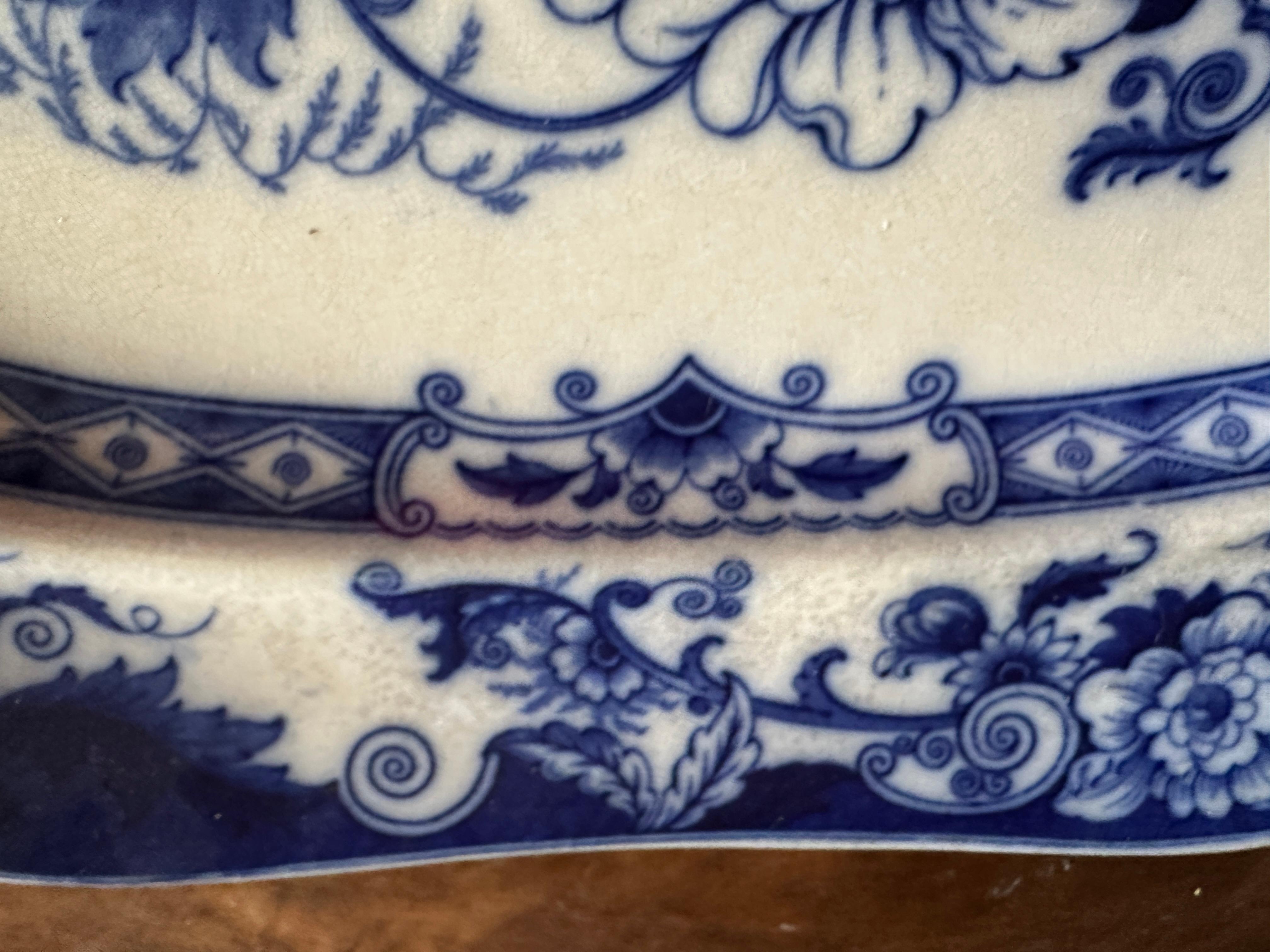 Plato para servir de Staffordshire del s. XIX, John Ridgways, transferencia floral azul. Británico en venta