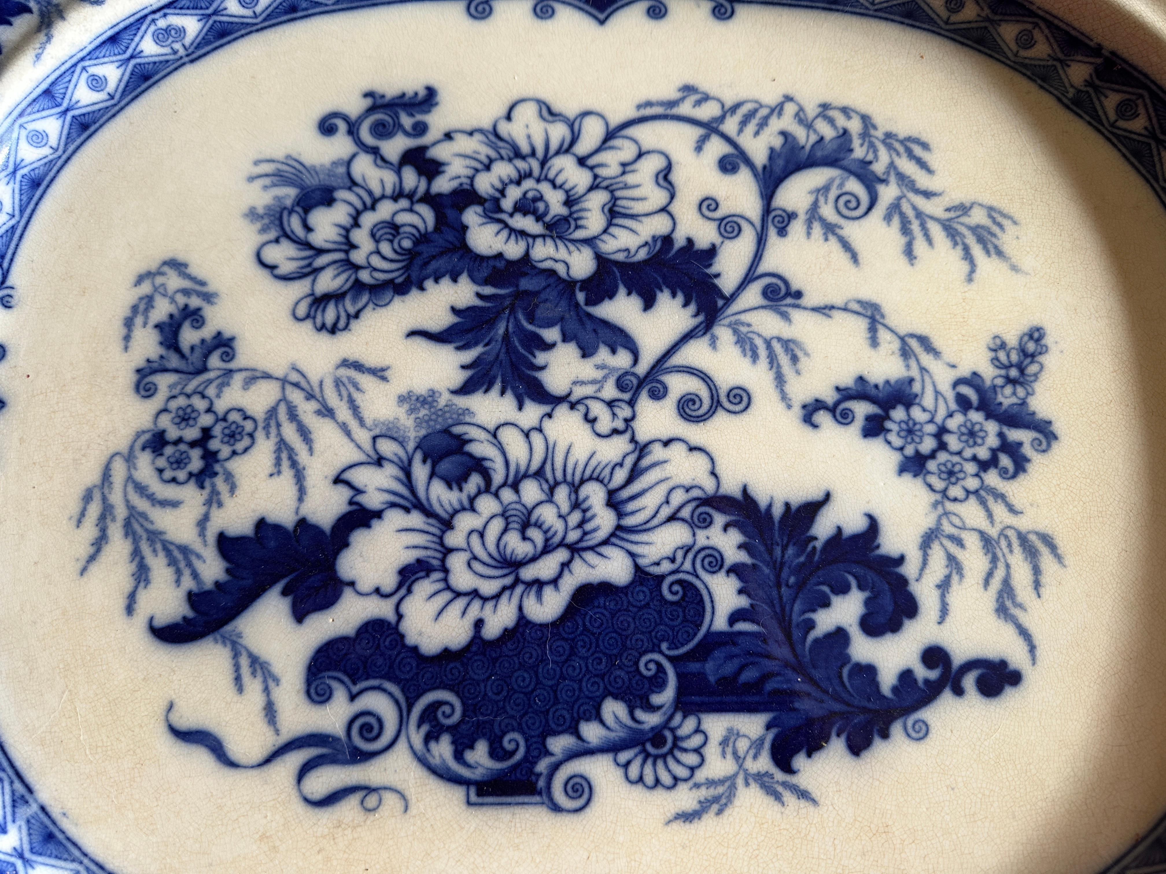 Plato para servir de Staffordshire del s. XIX, John Ridgways, transferencia floral azul. en Bueno estado para la venta en San Francisco, CA