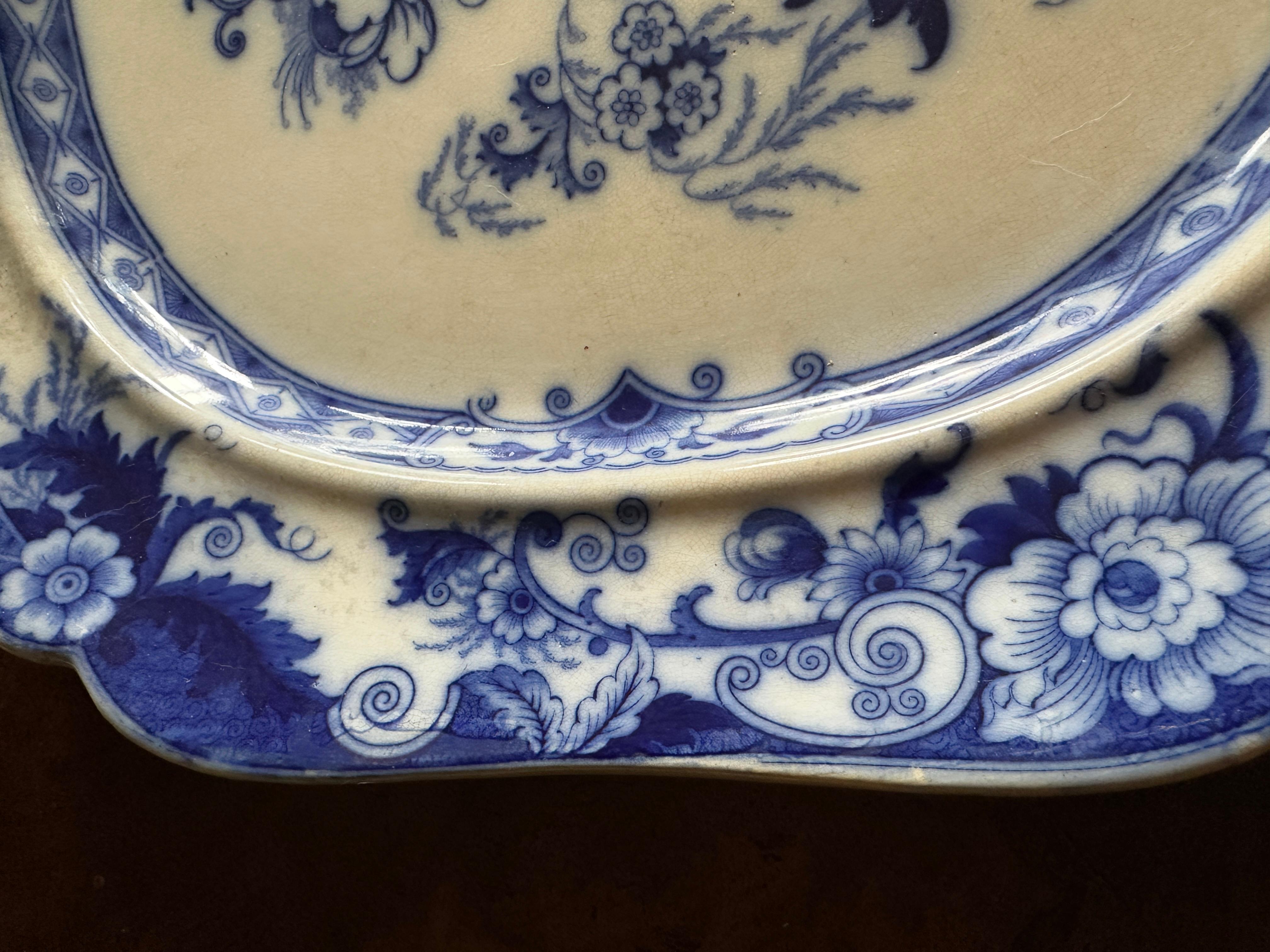 Plato para servir de Staffordshire del s. XIX, John Ridgways, transferencia floral azul. Mediados del siglo XIX en venta