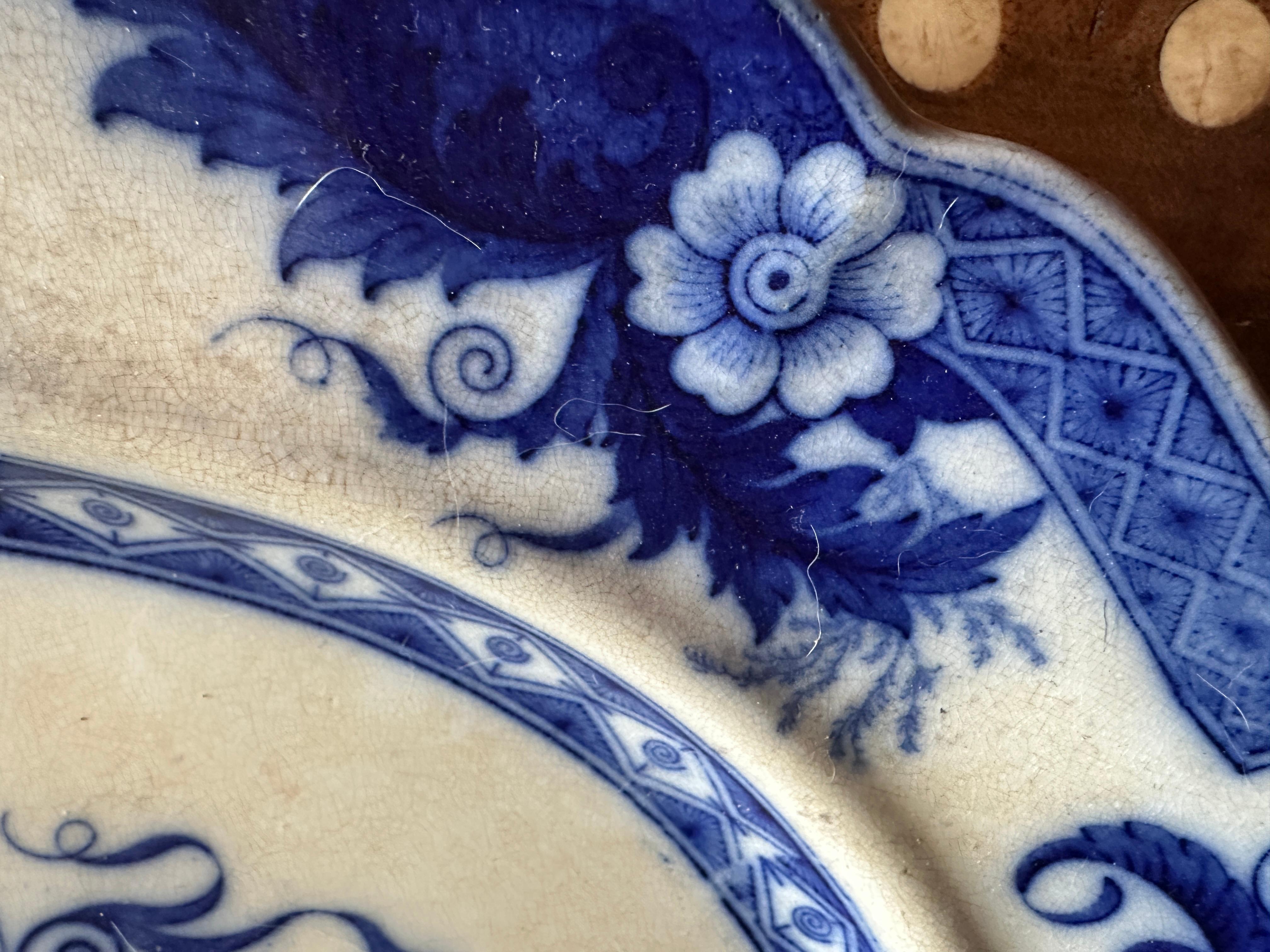 Plato para servir de Staffordshire del s. XIX, John Ridgways, transferencia floral azul. Alfarería en venta