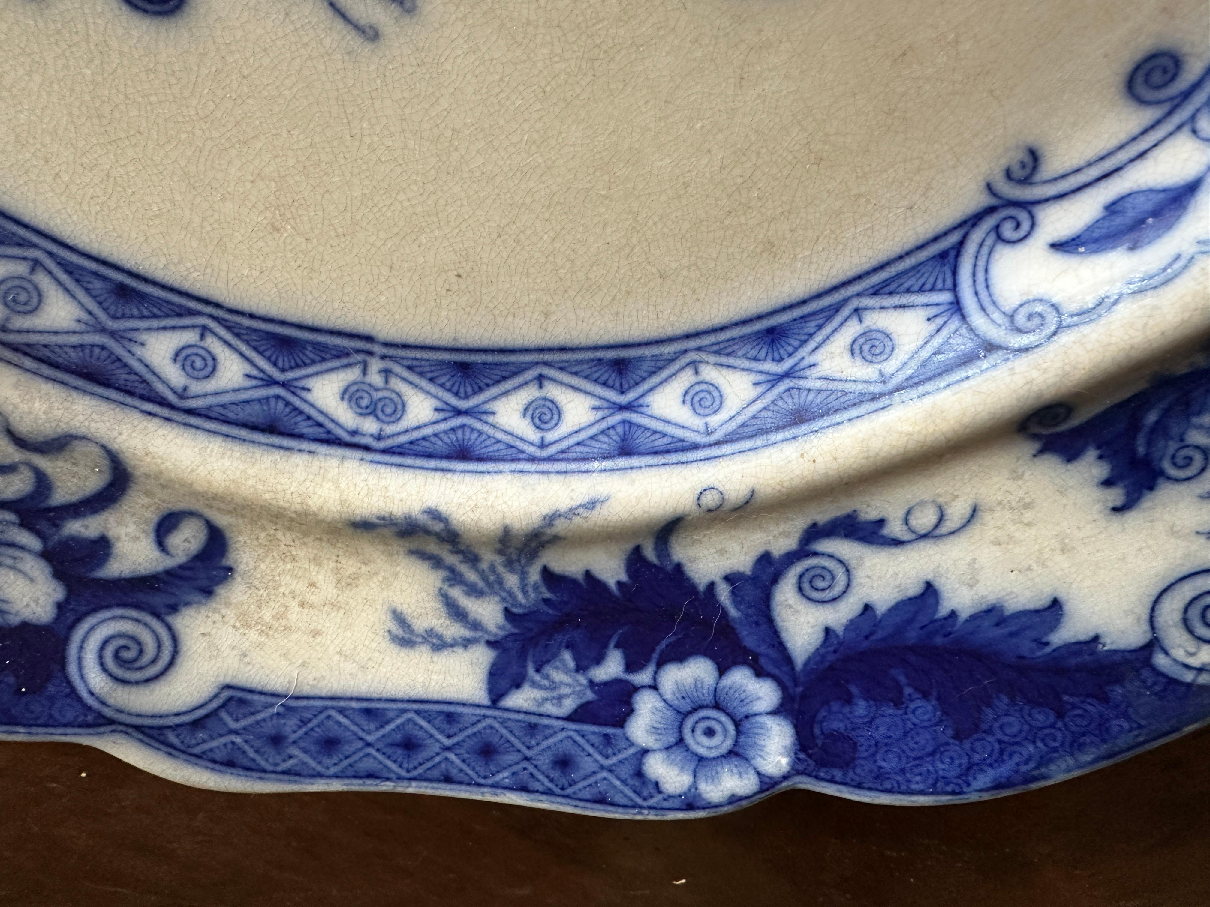 Plato para servir de Staffordshire del s. XIX, John Ridgways, transferencia floral azul. en venta 1