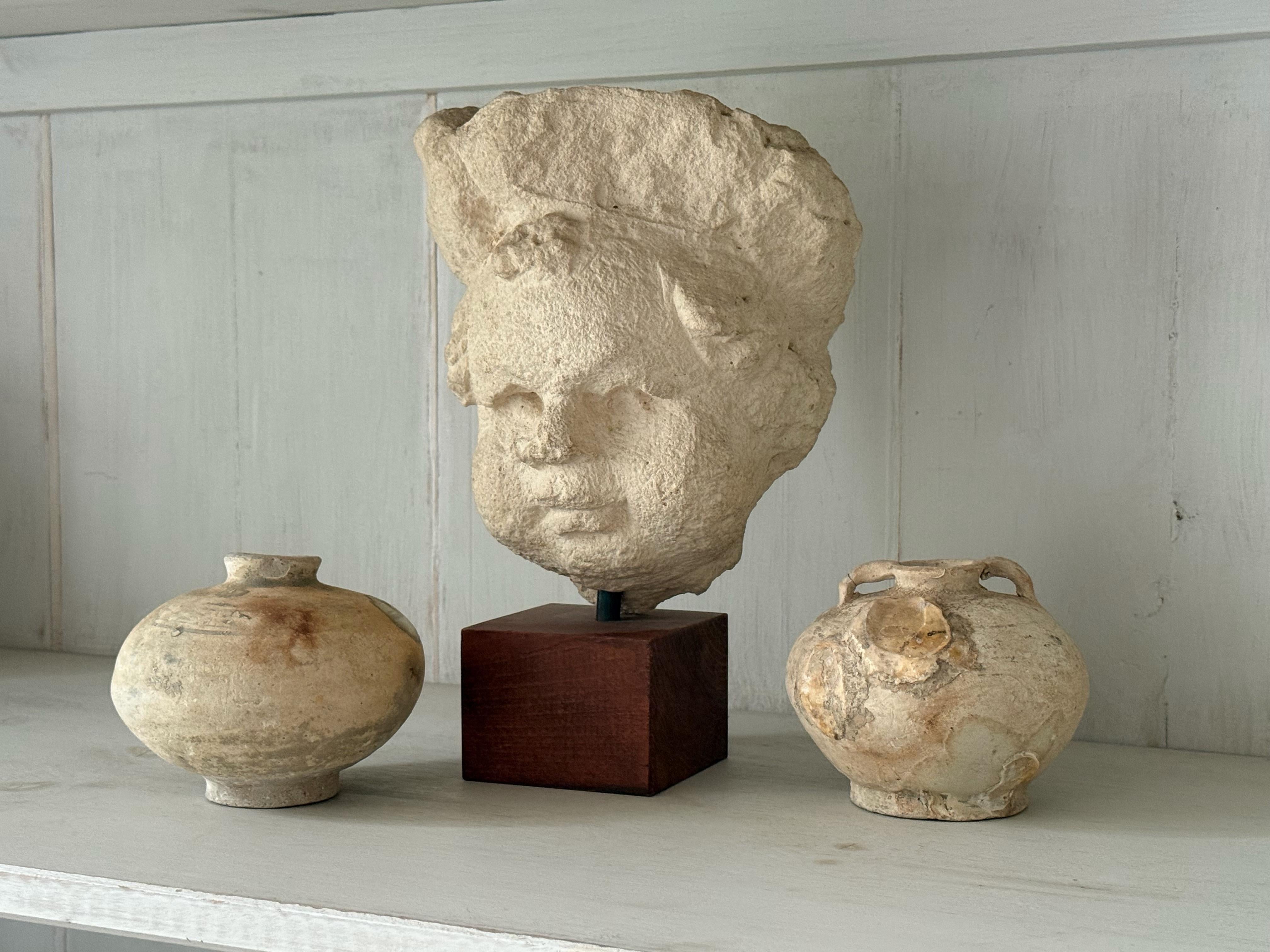 Olandese Testa di bambino scolpita in pietra del XIX secolo A.I.C. in vendita