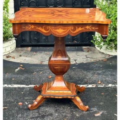 Table d'appoint marquetée Biedermeier du 19ème siècle avec détails en ébène