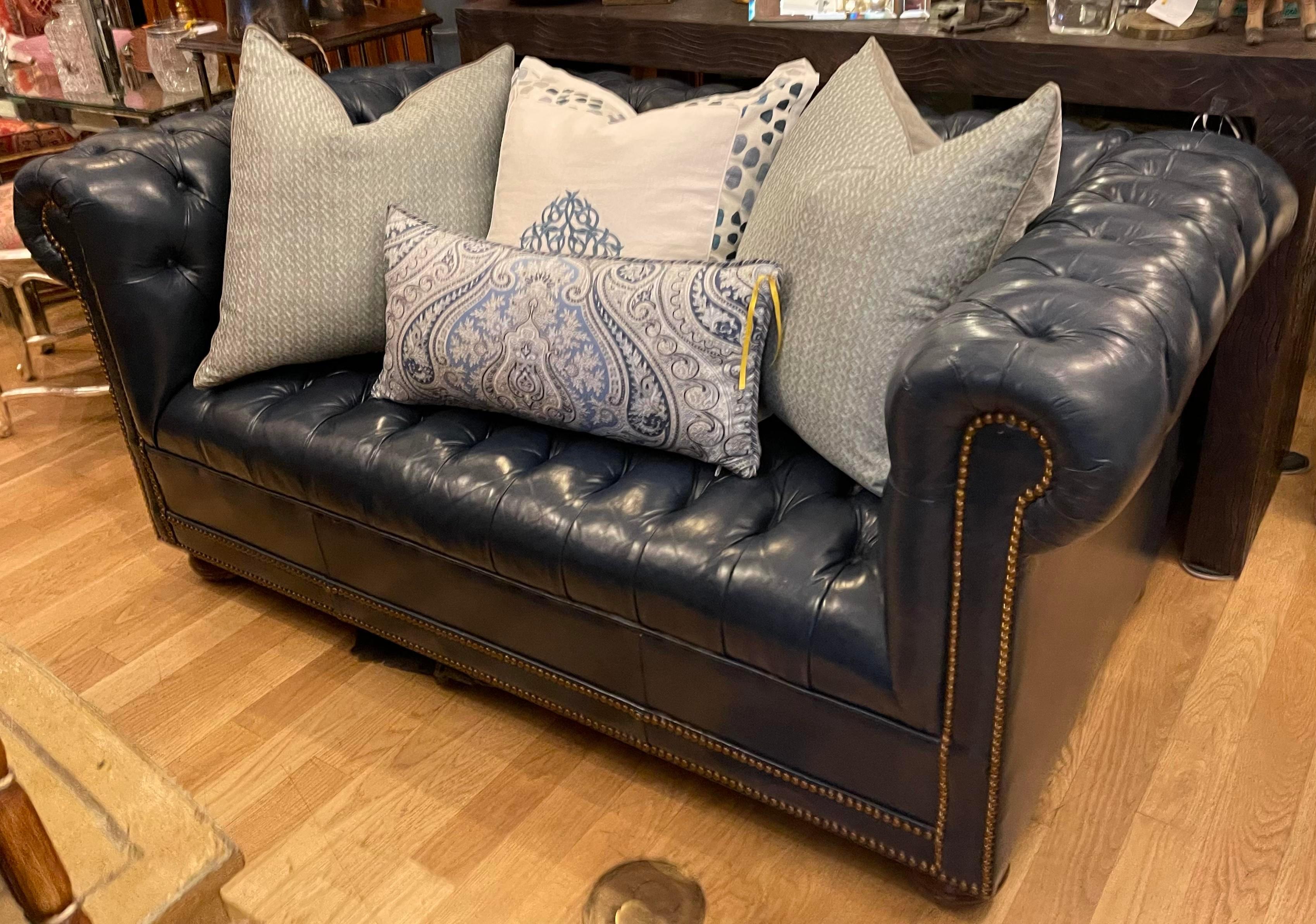 19th C Style Hickory Leather Co Chesterfield Blue Fully Tufted Sofa Settee In Good Condition In LOS ANGELES, CA
