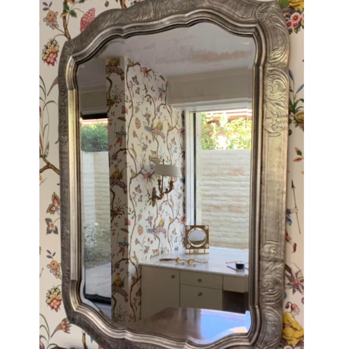 Hollywood Regency Specchio in legno dorato in argento in stile XIX secolo di Friedman Brothers in vendita