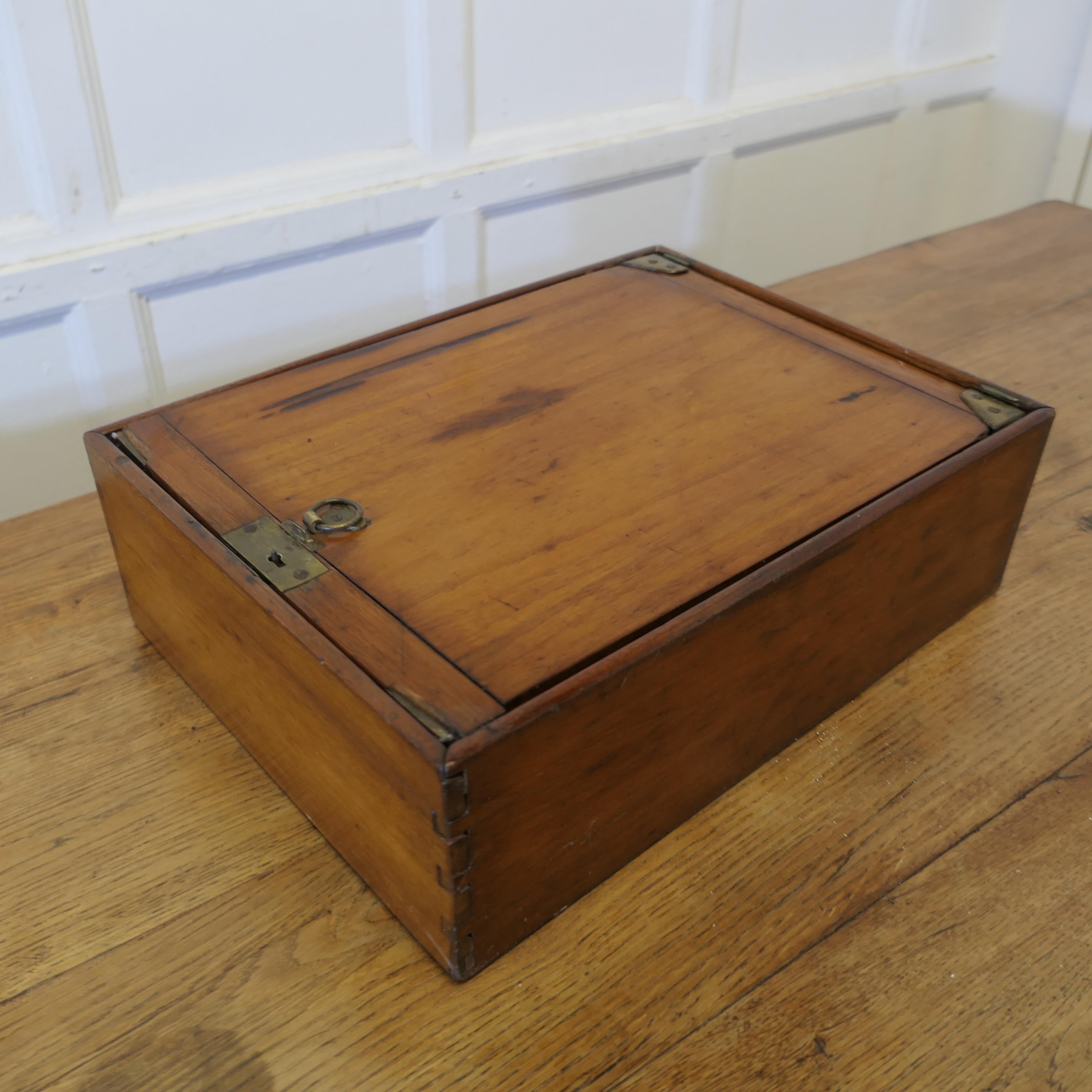 A.C.I.C. Boîte/table d'instruments métamorphiques pour géomètres 


Une pièce très rare, la boîte de transport contenait à l'origine de nombreuses pièces de l'équipement du géomètre, il y a des compartiments spécifiques qui auraient pu les contenir,