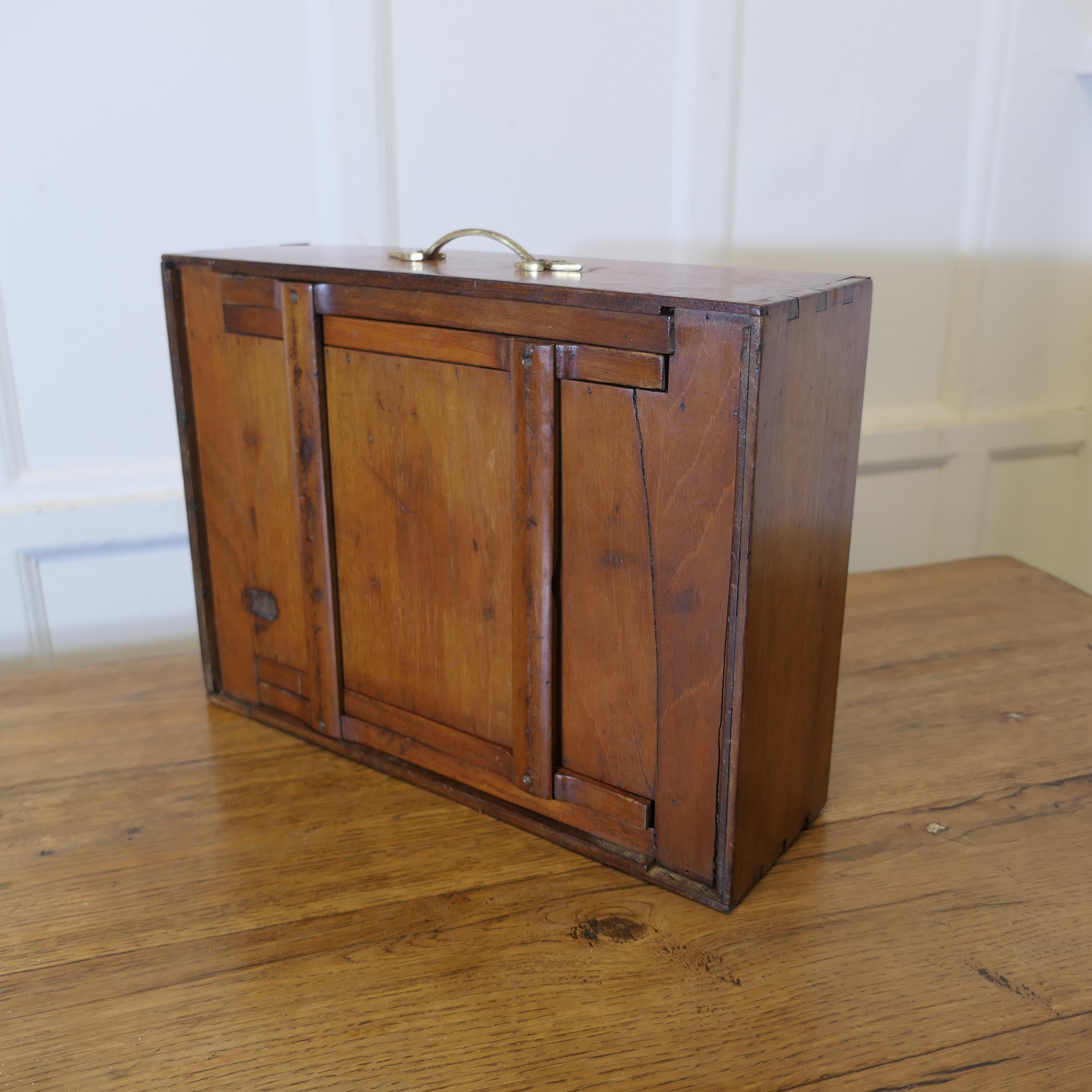 XIXe siècle A.C.I.C. Boîte/table d'instruments métamorphiques pour géomètres    Une pièce très rare en vente