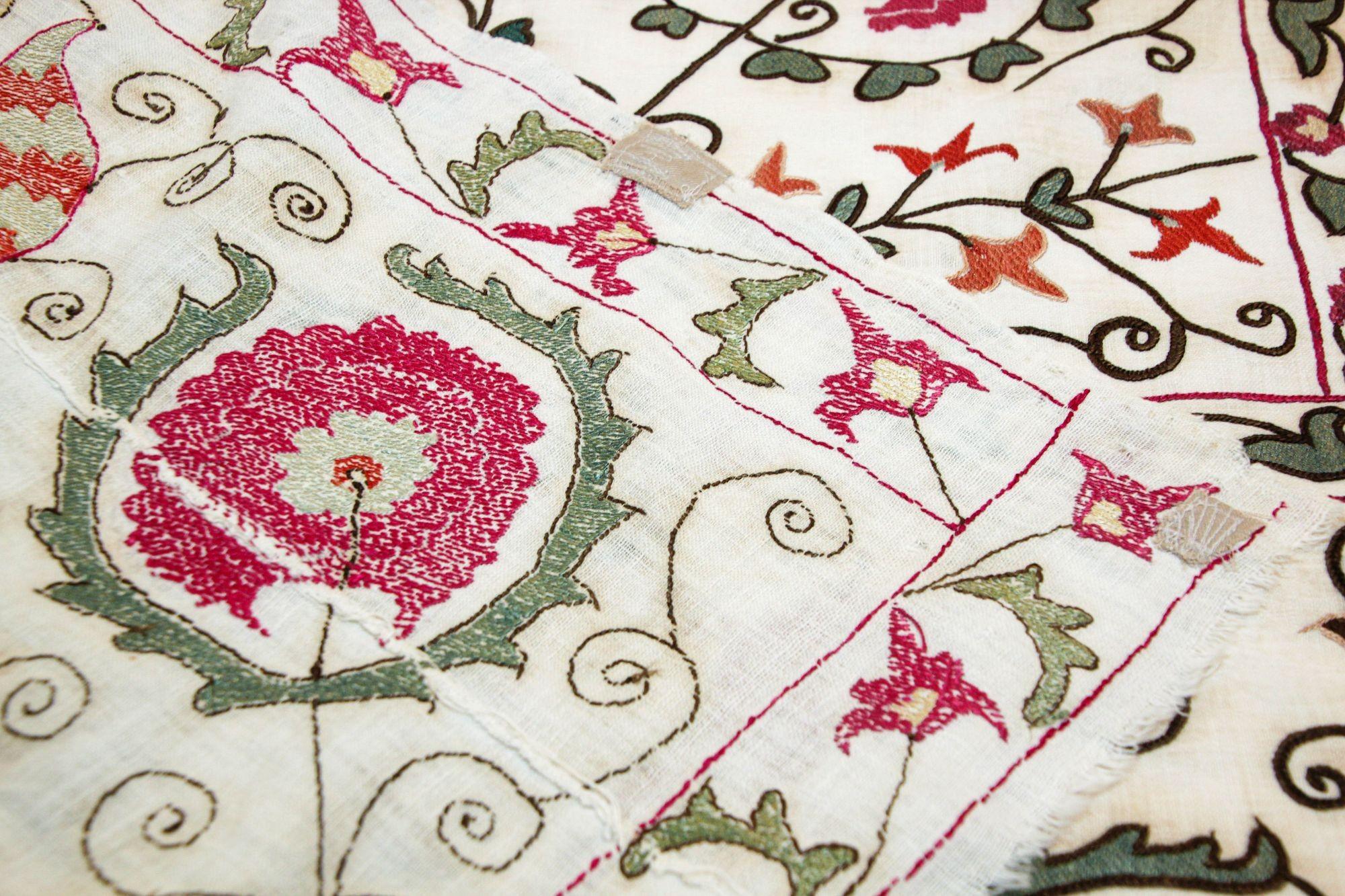 19. Jahrhundert Suzani Bukhara Usbekistan Antike bestickte islamische Kunst Textil Susani im Angebot 9