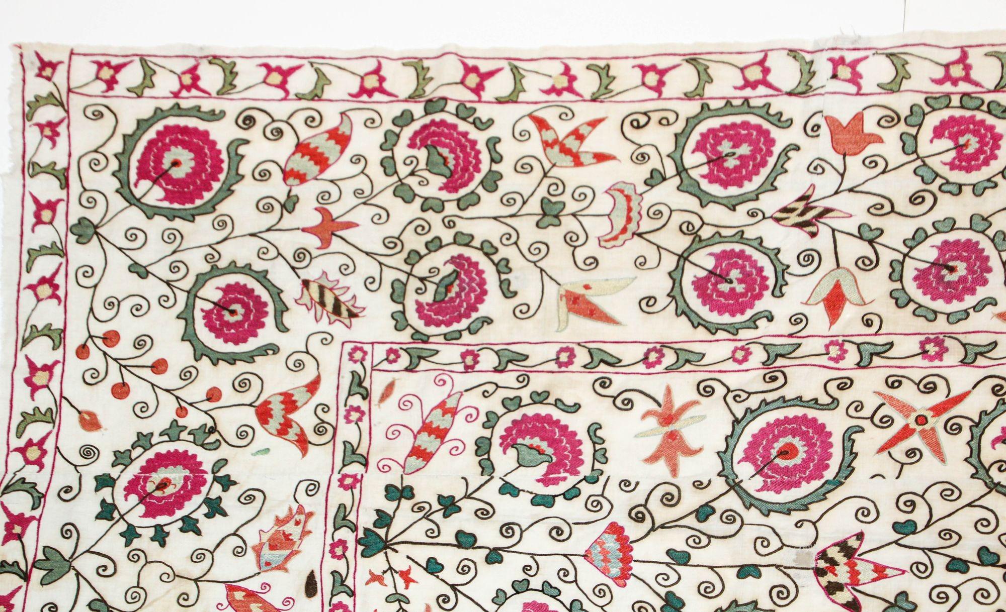 19. Jahrhundert Suzani Bukhara Usbekistan Antike bestickte islamische Kunst Textil Susani (Gefärbt) im Angebot