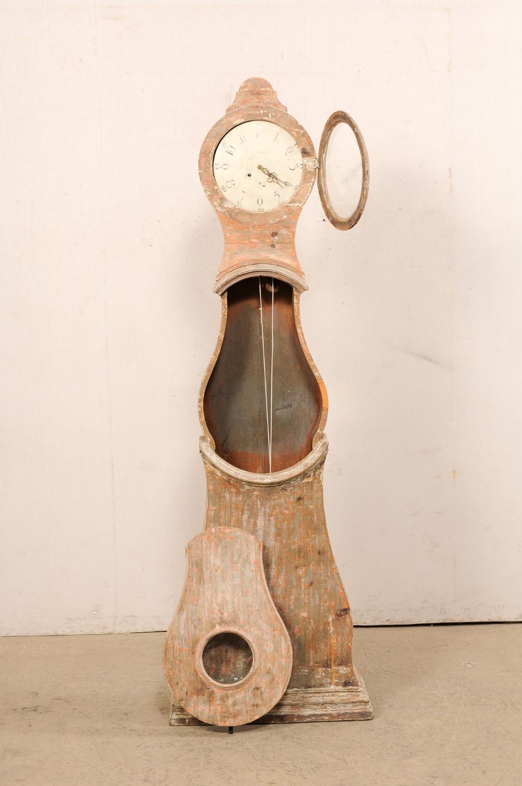 19. Jh. Schwedische Uhr mit originalem Metallzifferblatt, Uhrwerk und Farbe (Holz) im Angebot