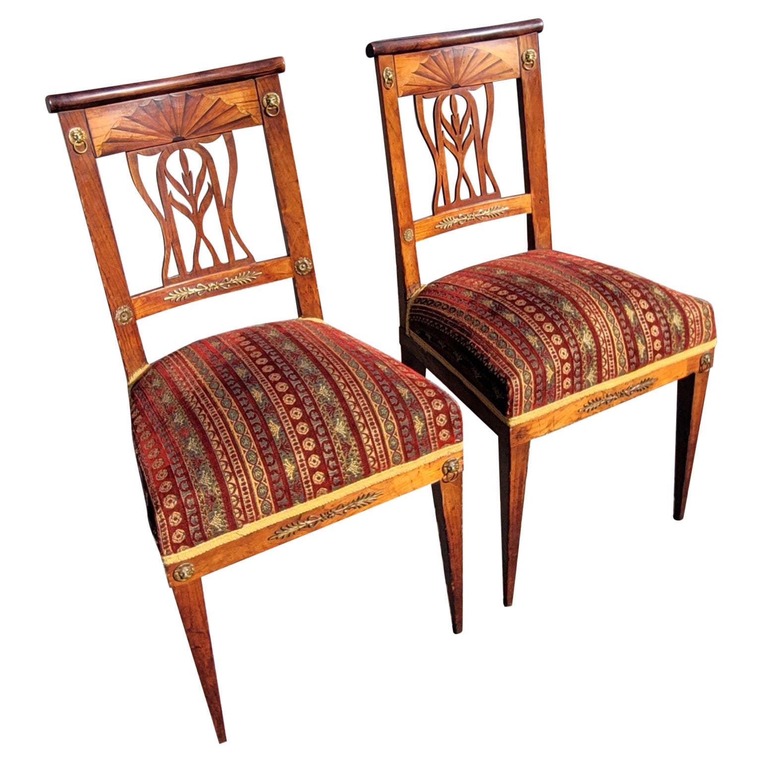 Paire de chaises suédoises continentales du 19e siècle en cerisier incrusté de laiton et de parqueterie en vente