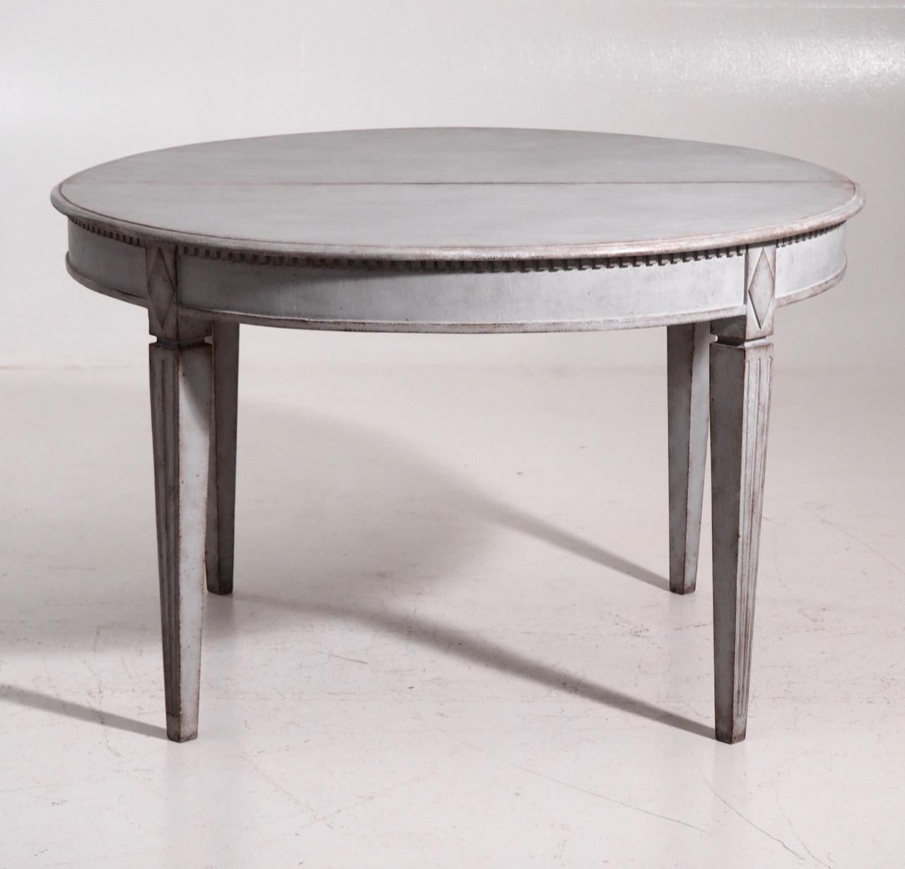 19th Century Swedish Gustavian Extension Table with Three Leaves In Excellent Condition In Wichita, KS