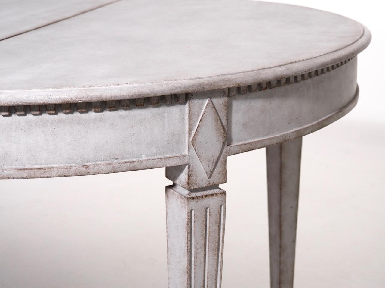 19th Century Swedish Gustavian Extension Table with Three Leaves 3