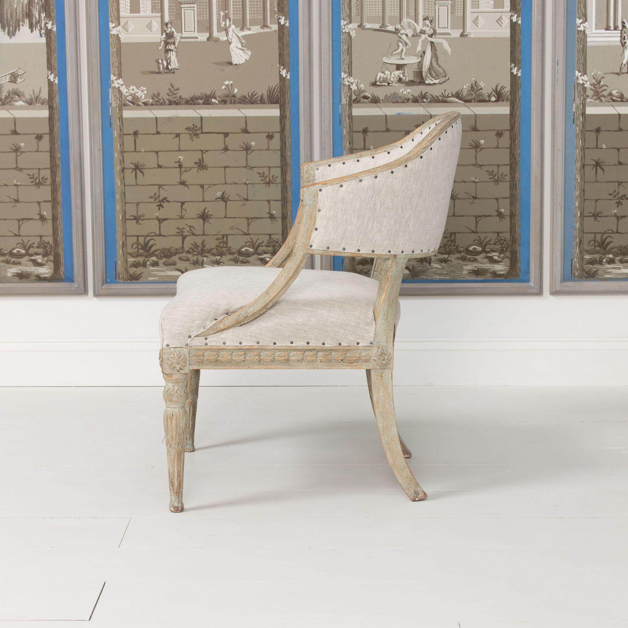 19. Jahrhundert. Schwedischer Gustavianischer Sessel mit bemalter Fassrückenlehne (Leinen) im Angebot