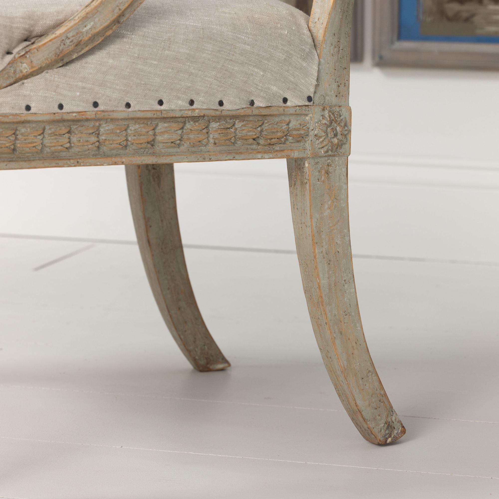 19. Jahrhundert. Schwedischer Gustavianischer Sessel mit bemalter Fassrückenlehne im Angebot 4